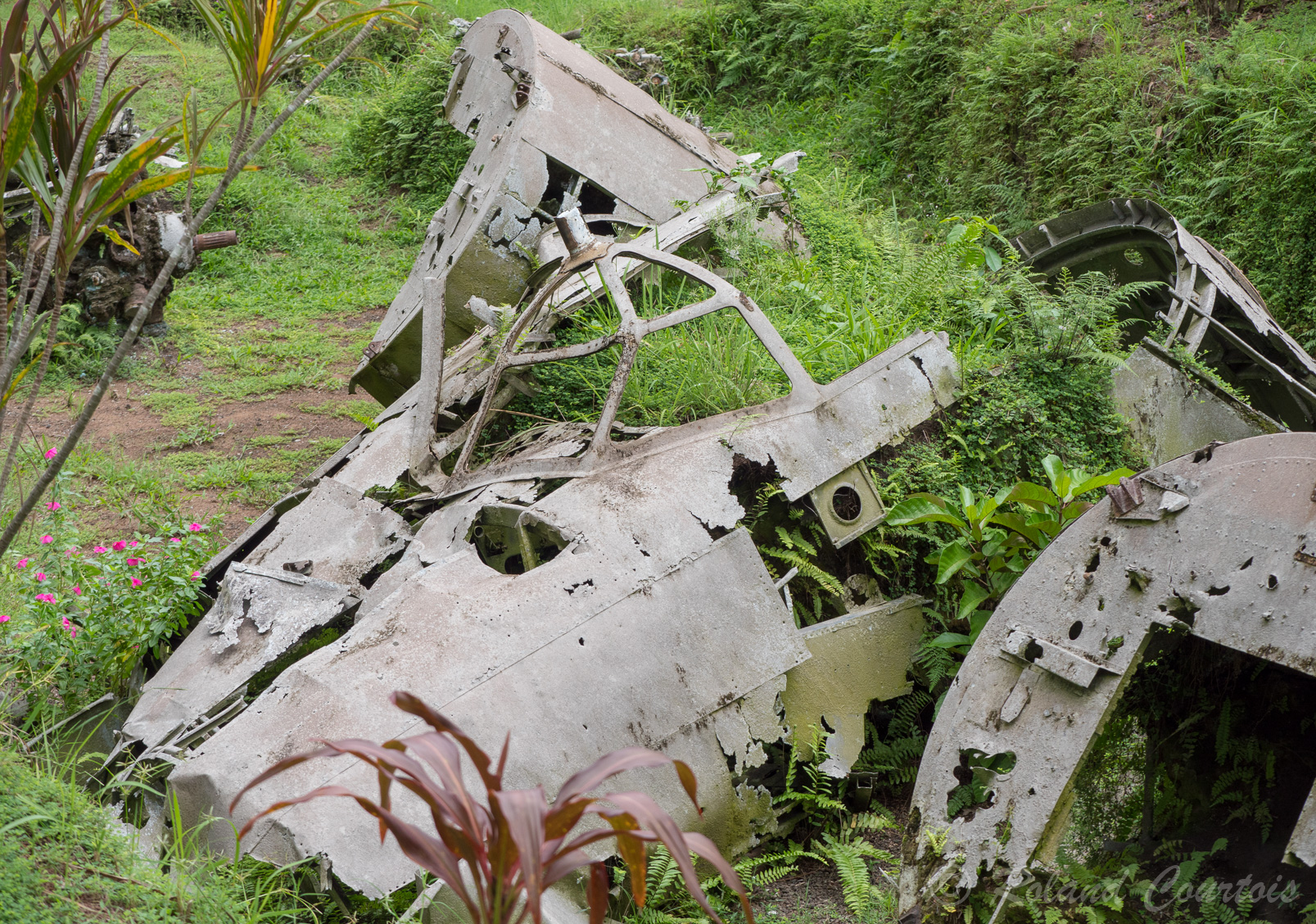 Des carcasses d'avions témognent de la présence japonaise à Rabaul lors de la 2ème guerre mondiale et des pertes infligées par les américains en 1945.