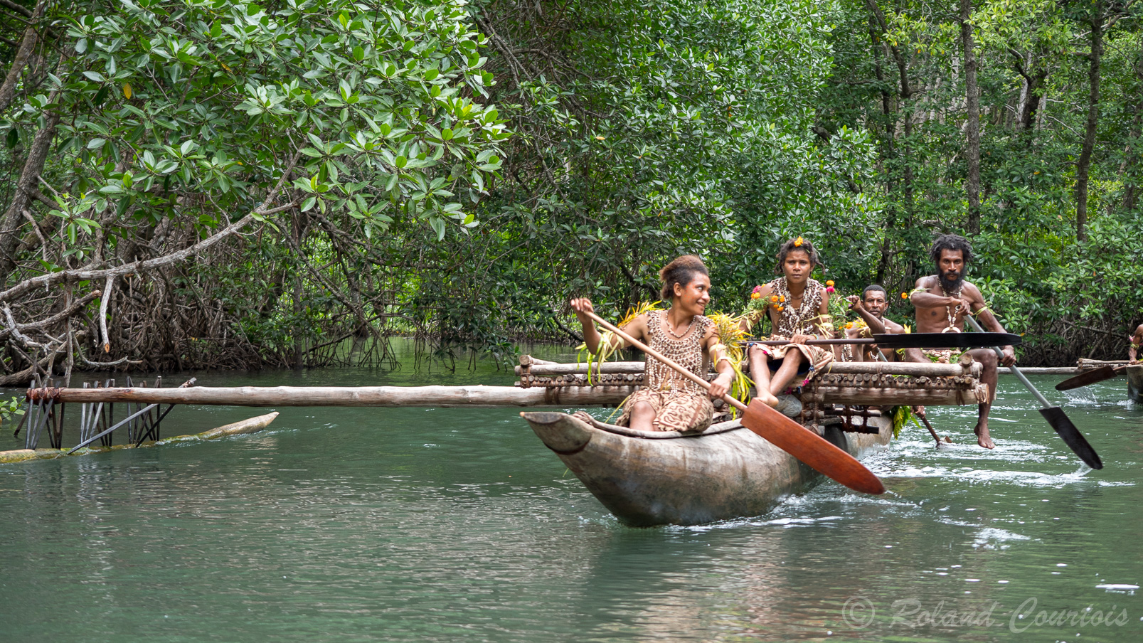..... en pirogue à balancier dans une belle mangrove vers le village de Tufi.