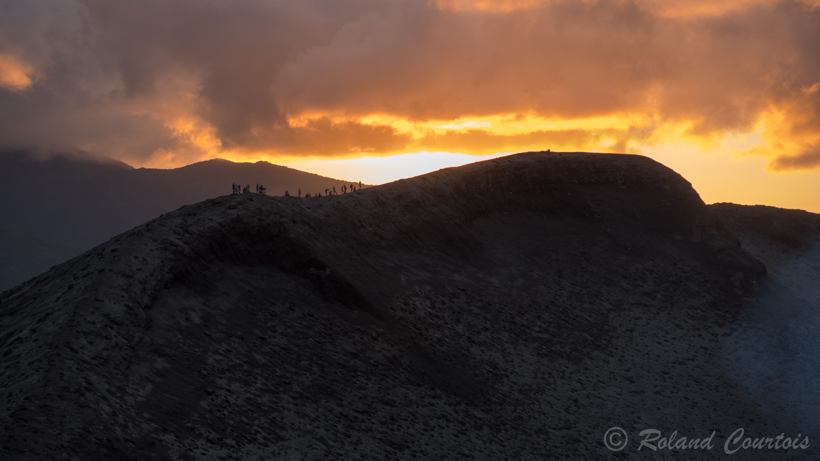 Assez facile d'accès, le sommet du volcan Yasur au coucher du soleil permet de vivre au plus près des entrailles de la terre.