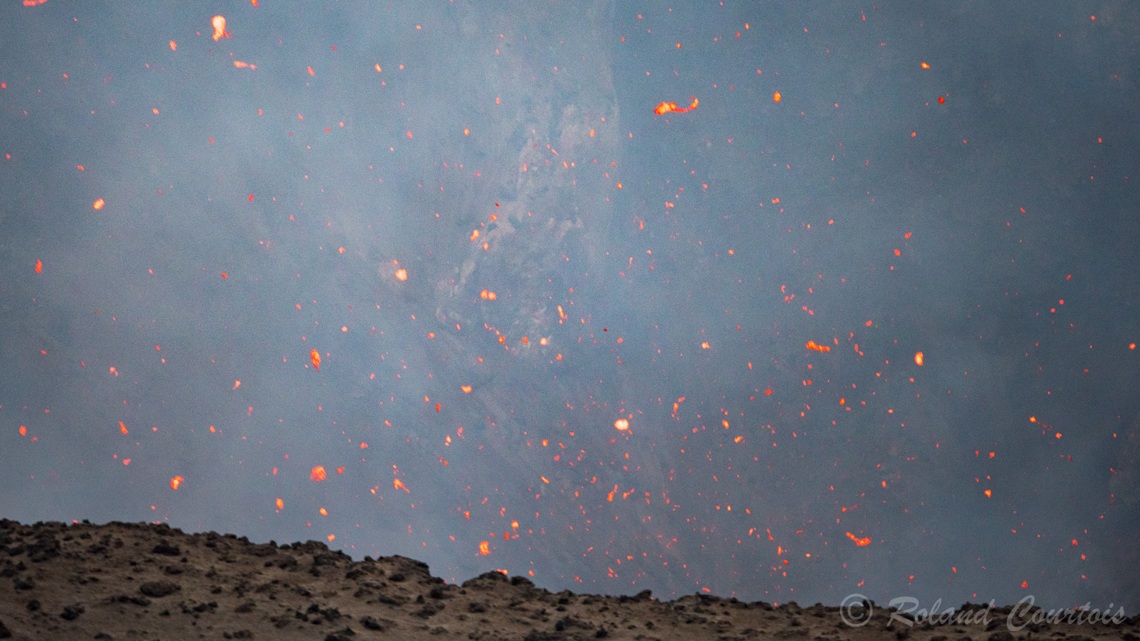 Le volcan Yasur. Quelques explosions pas trop fortes et des émanations de  soufre.