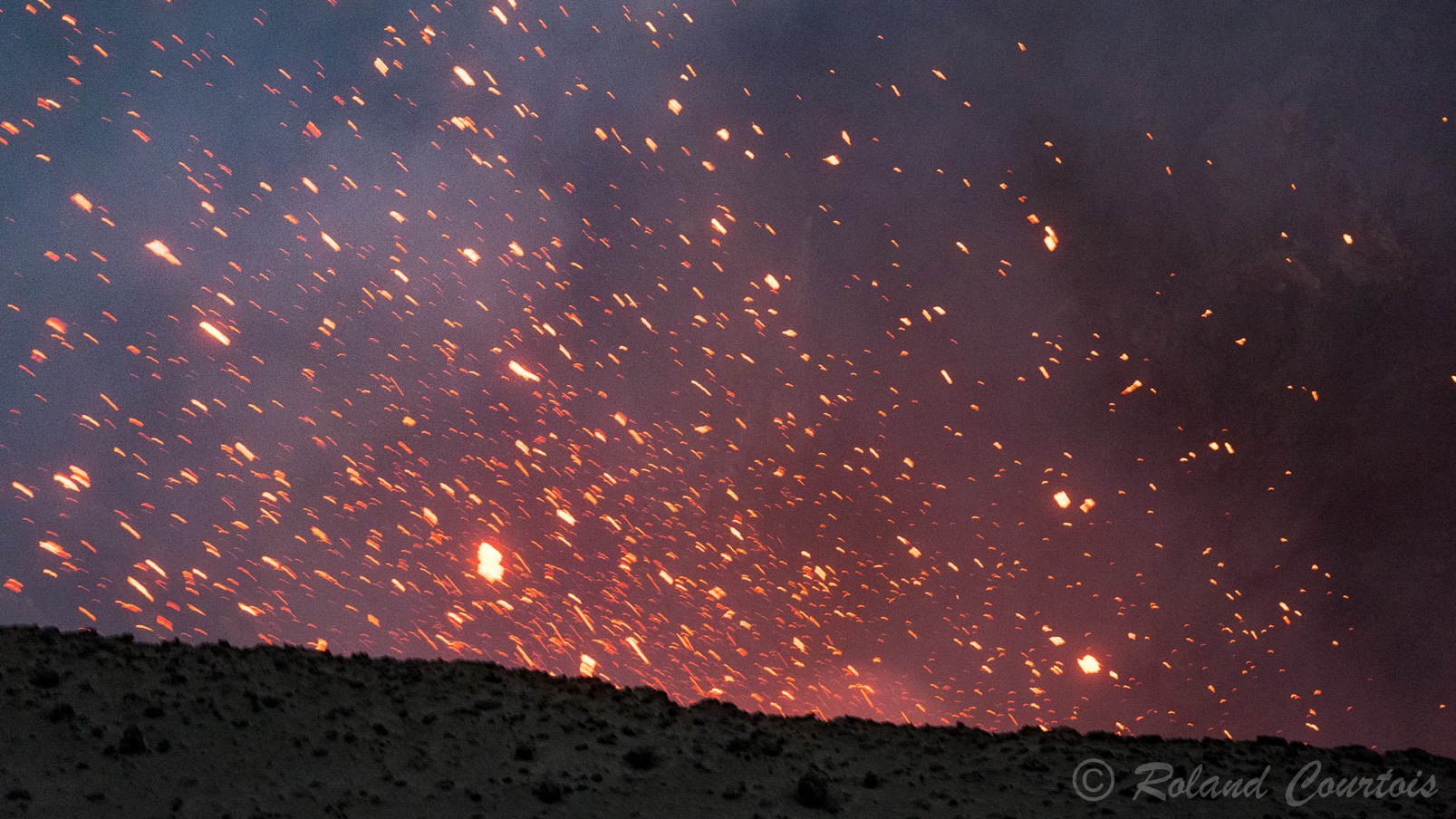 Le volcan Yasur. Quelques explosions pas trop fortes et des émanations de  soufre.