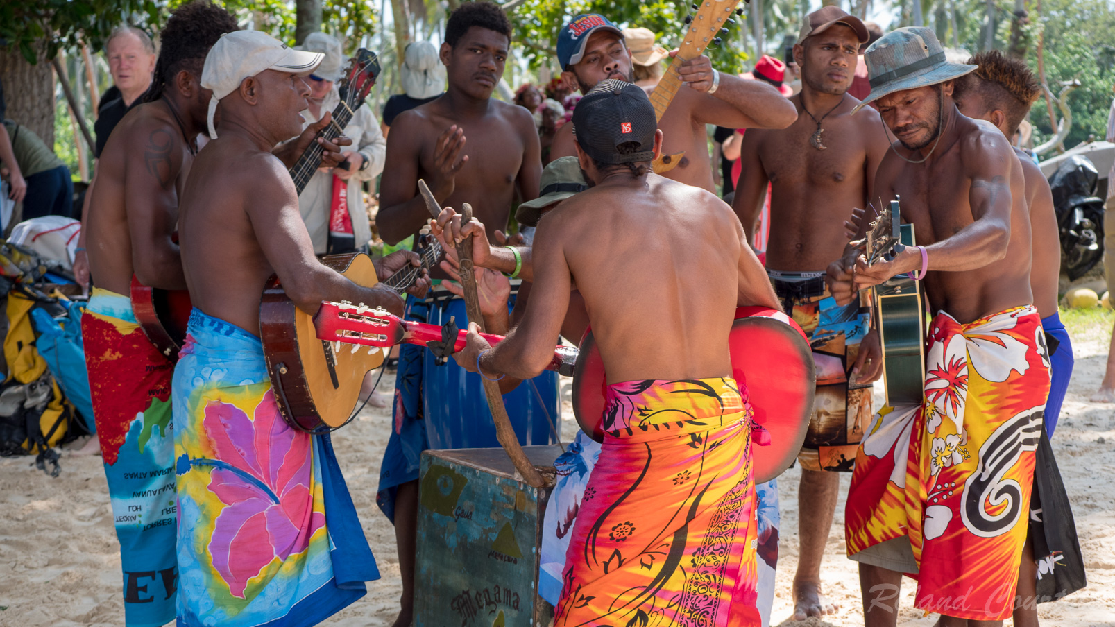 Les musiciens préparent l'ambiance avant les danses traditionelles
