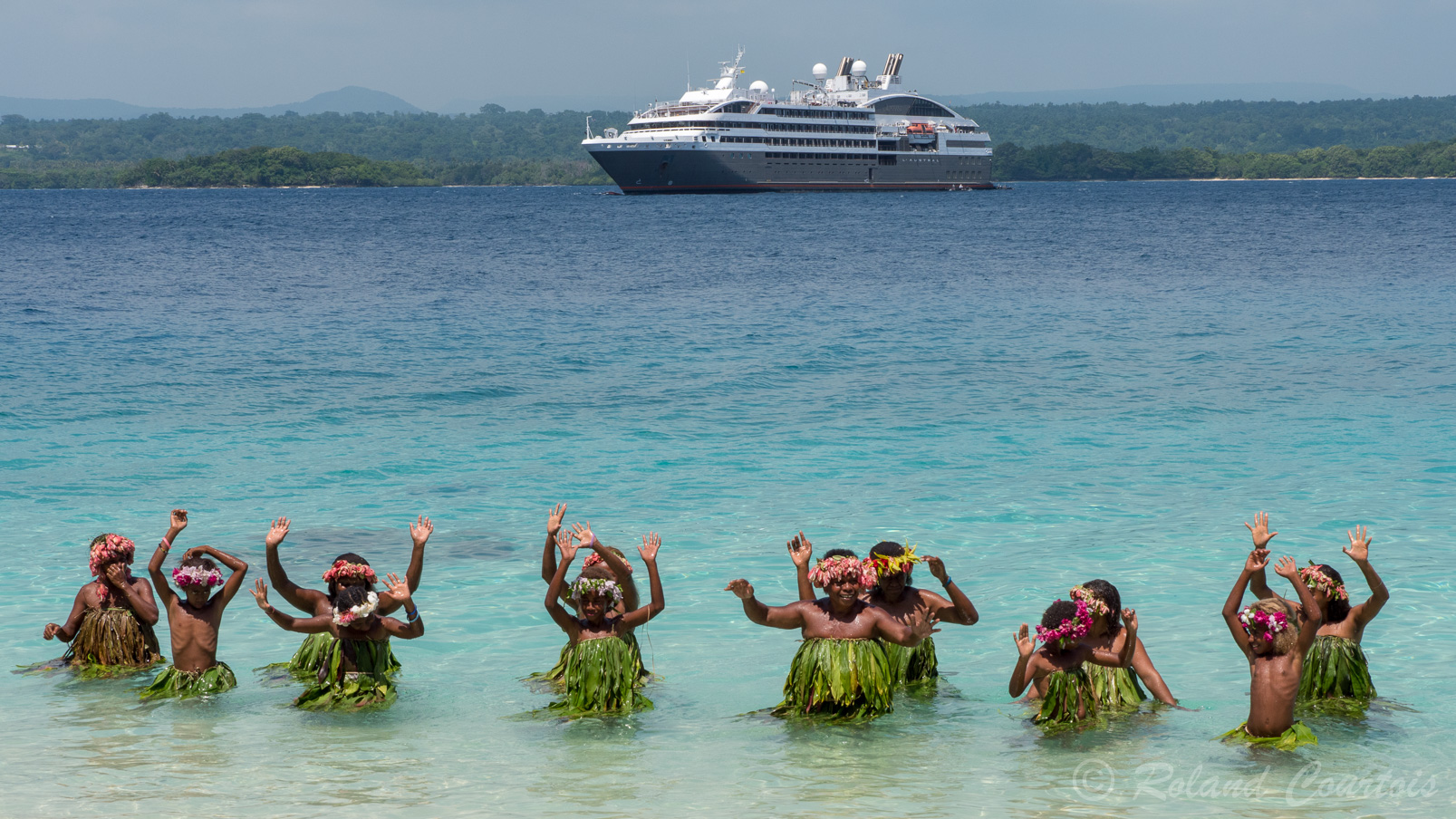 On assiste à un spectacle culturel étonnant : une performance musicale sur l’eau interprétée par les femmes de Gaua.