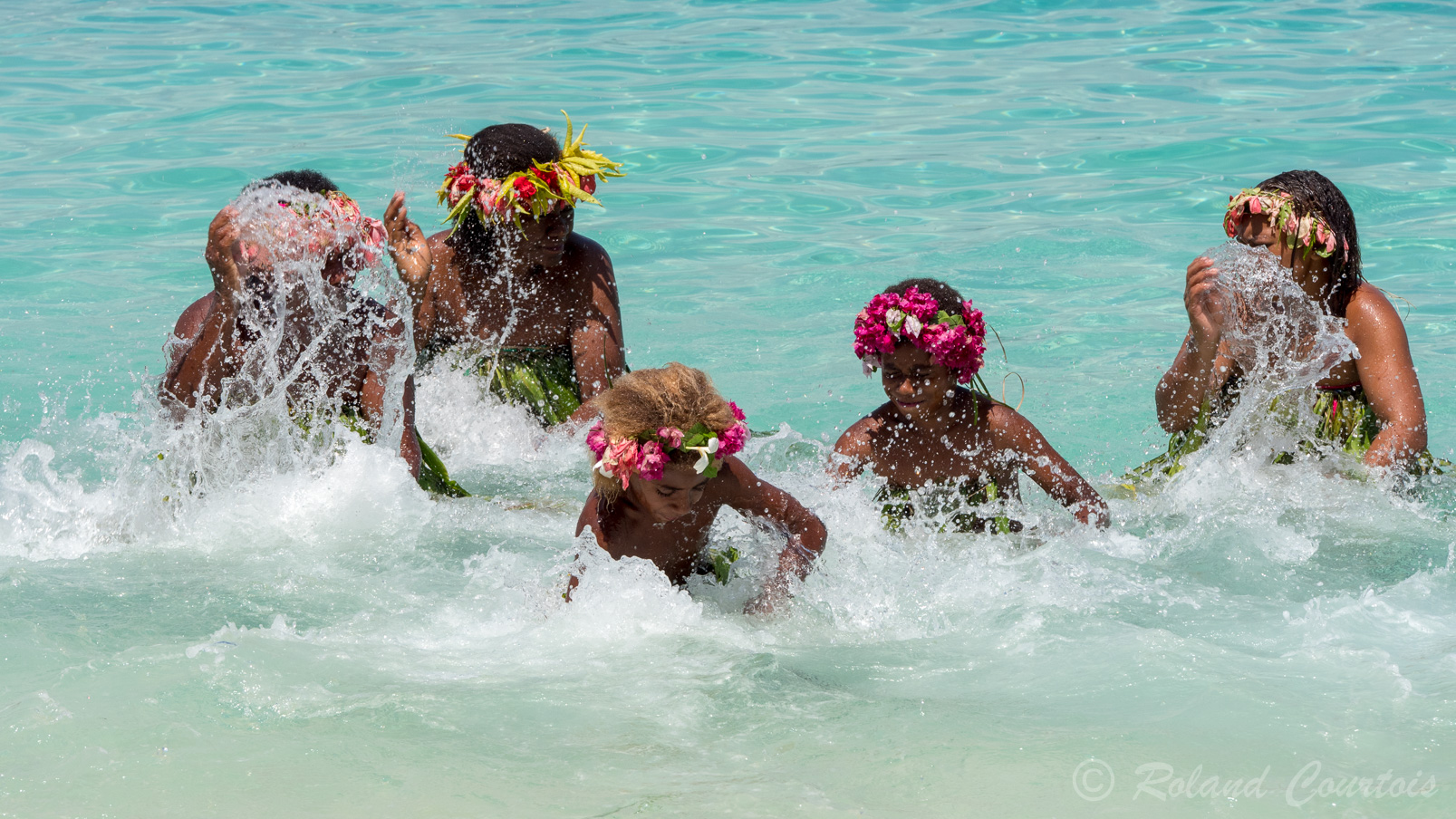 On assiste à un spectacle culturel étonnant : une performance musicale sur l’eau interprétée par les femmes de Gaua.