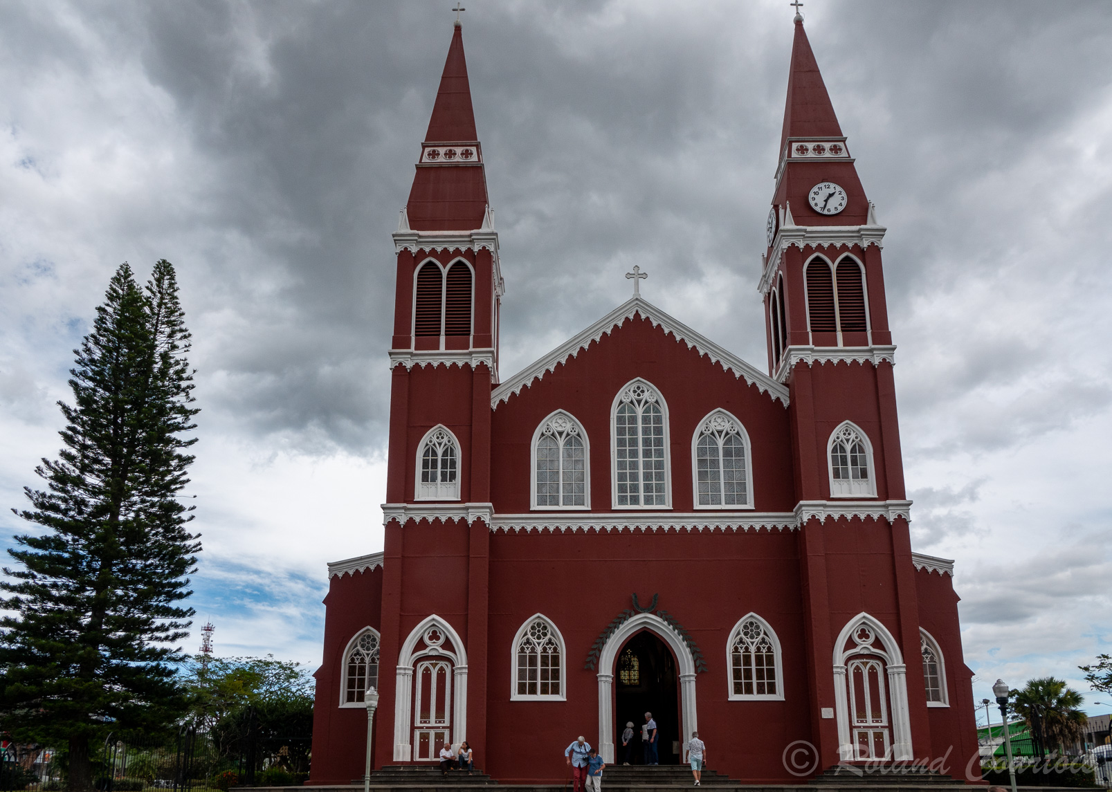 La petite ville de Grecia attire les touristes avec son unique église peinte en rouge foncé. .