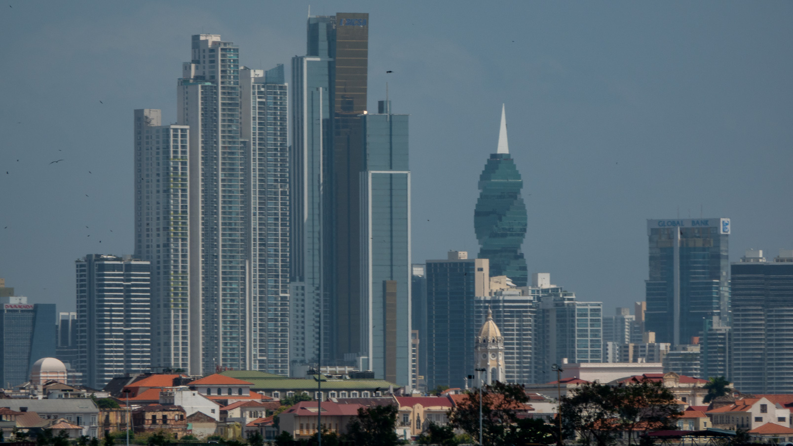 ... parmi lesquels la F&F Tower appelé aussi Revolution Tower et Tour Vis, est un gratte-ciel de bureaux de 243 mètres de hauteur c'était le sixième plus haut gratte-ciel de Panama. L'immeuble a une structure torsadée, en hélice,