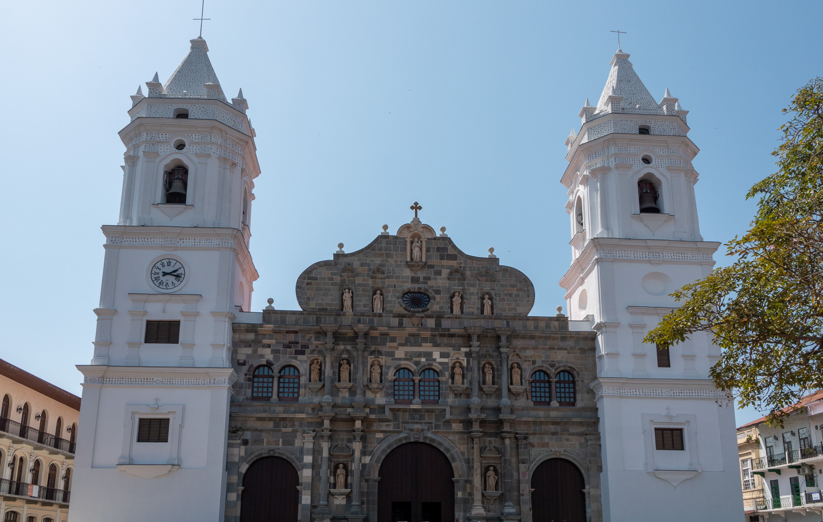 Imposante façade de la cathédrale métropolitaine de Santa Maria Antigua,