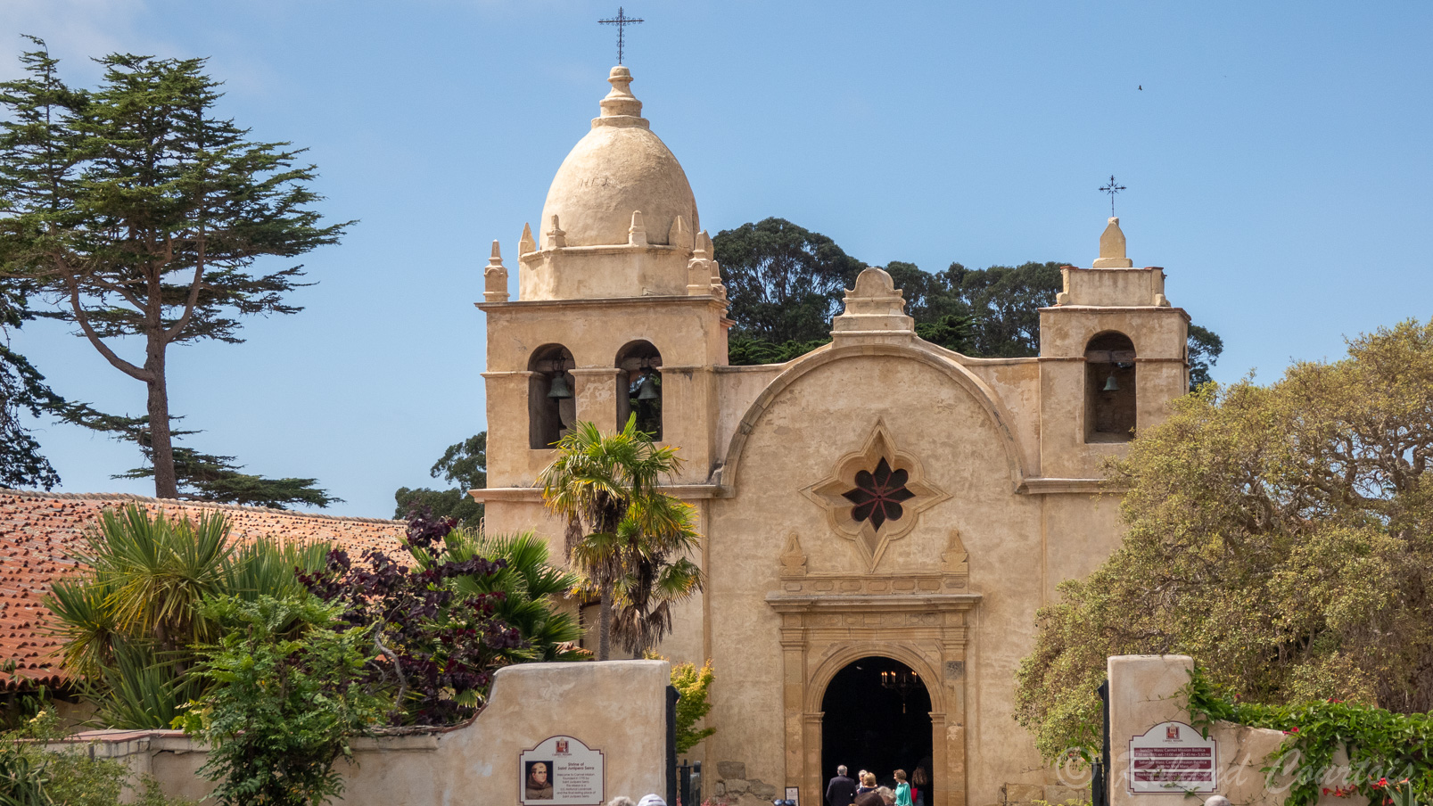 Elle est aussi une paroisse active du Diocèse de Monterey et accueille en ses murs une école privée et deux musées.