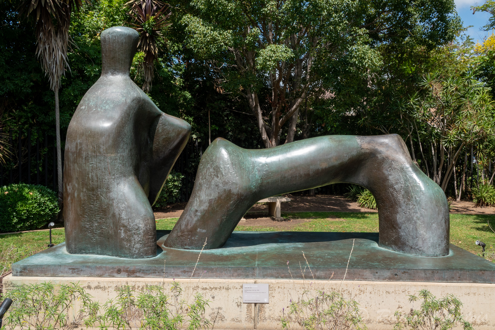 Henry Moore - Reclining figure : Arch leg.