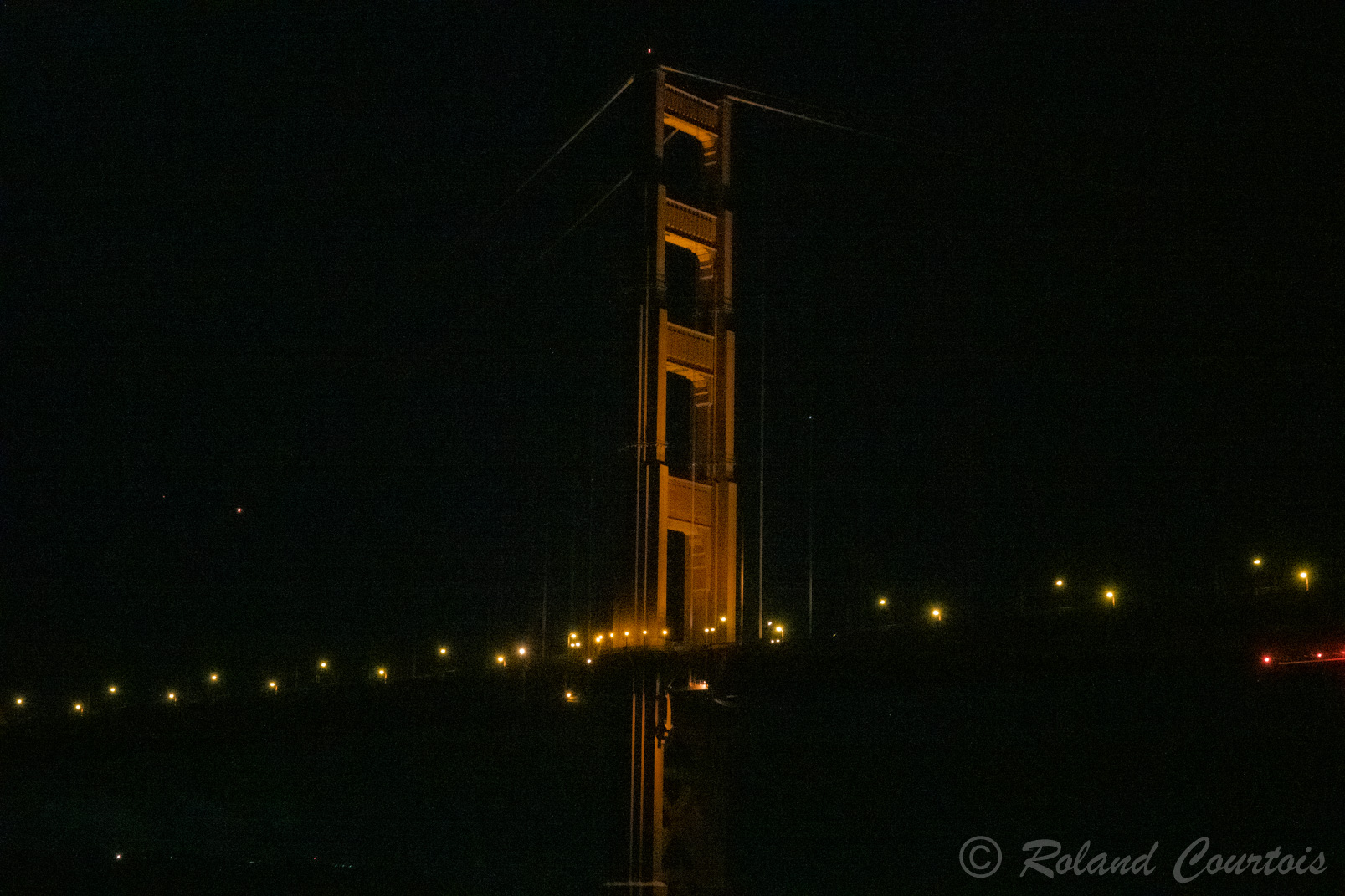 Le Soléal passe sous le Golden Gate Bridge.