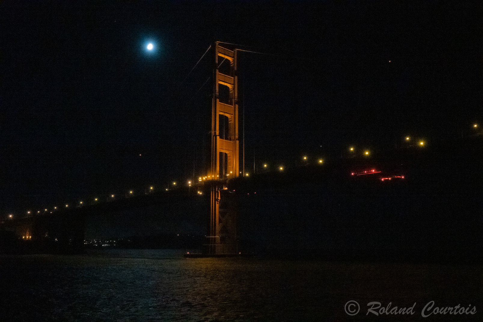 ..... sous le Golden Gate Bridge éclairé par la pleine lune.