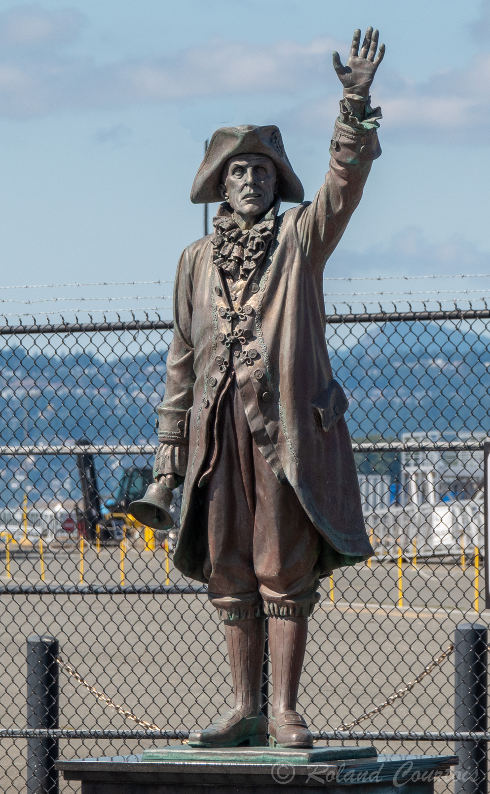 La statue en bronze du crieur public. il annonce des nouvelles, lit les proclamations de la ville et accueille les passagers des bateaux de croisière à leur arrivée au port.