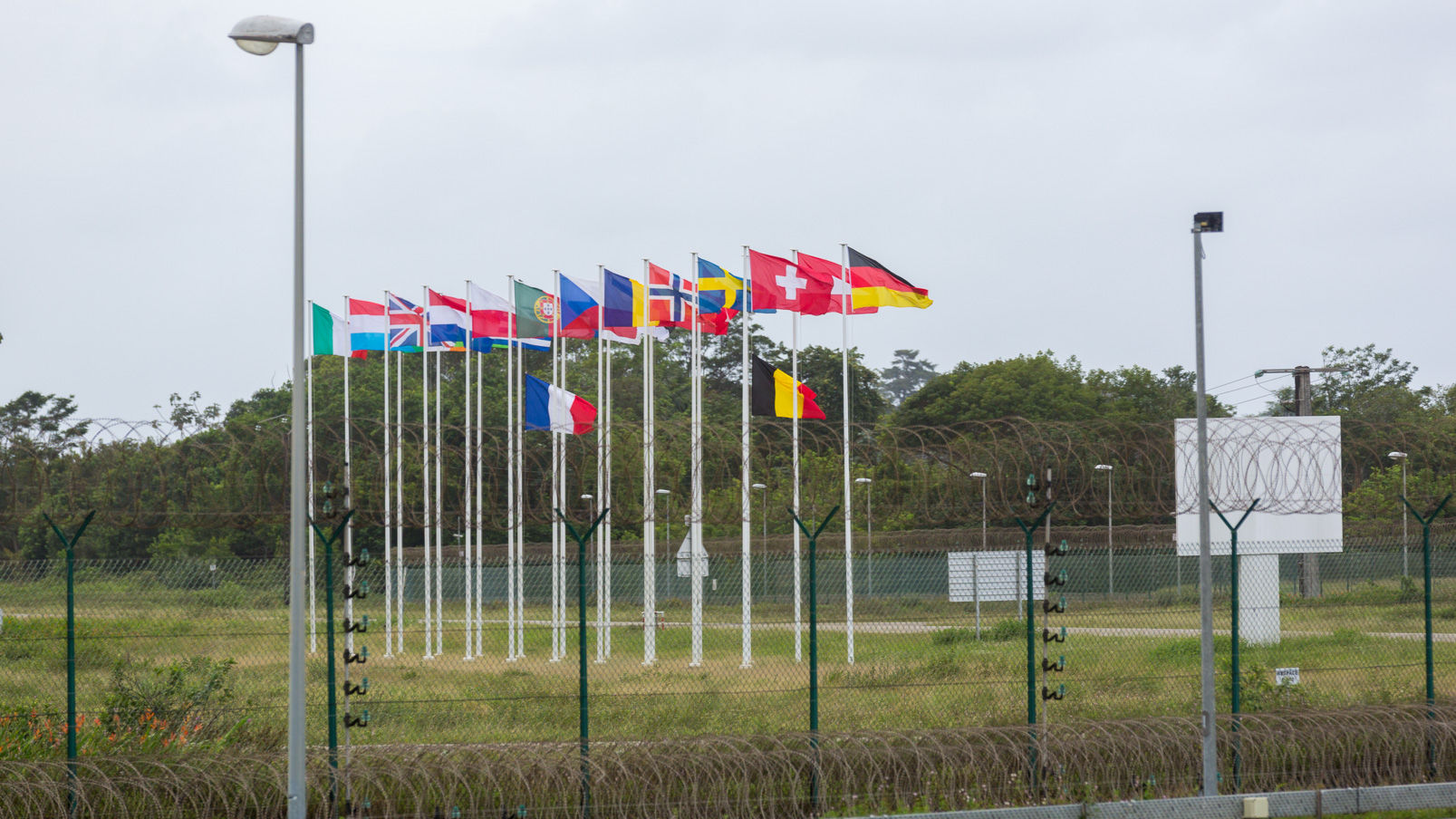 A l'entrée du Centre Spatial Européen, deux drapeaux en berne suite aux récents attentats de Paris et Bruxelles.