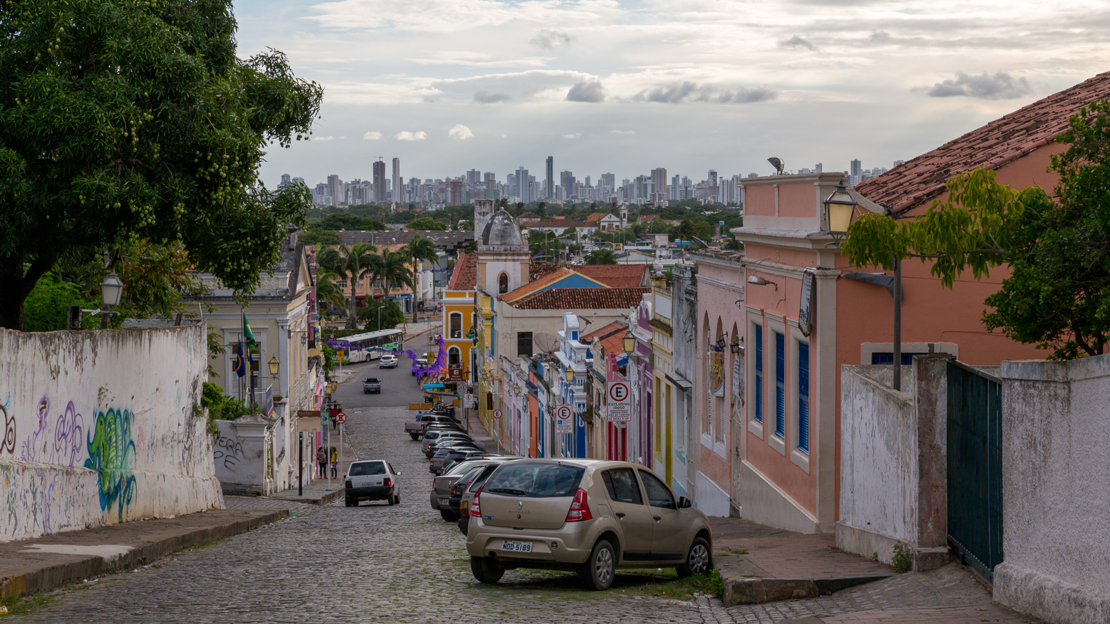 Contraste entre les maisons colorées d'Olinda et les tours modernes de Recife