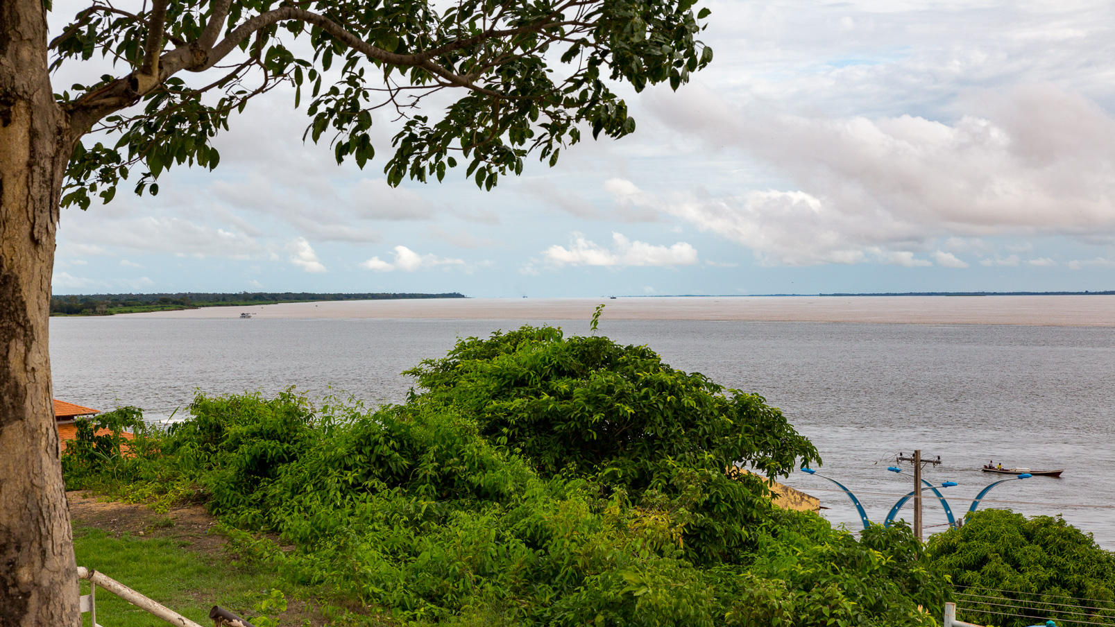 L' Amazone, au niveau de son confluent avec le rio Tapajós, en face de Santarem.
