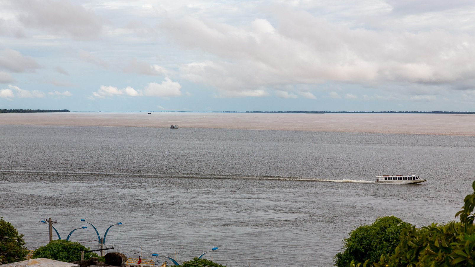 L' Amazone, au niveau de son confluent avec le rio Tapajós, en face de Santarem.