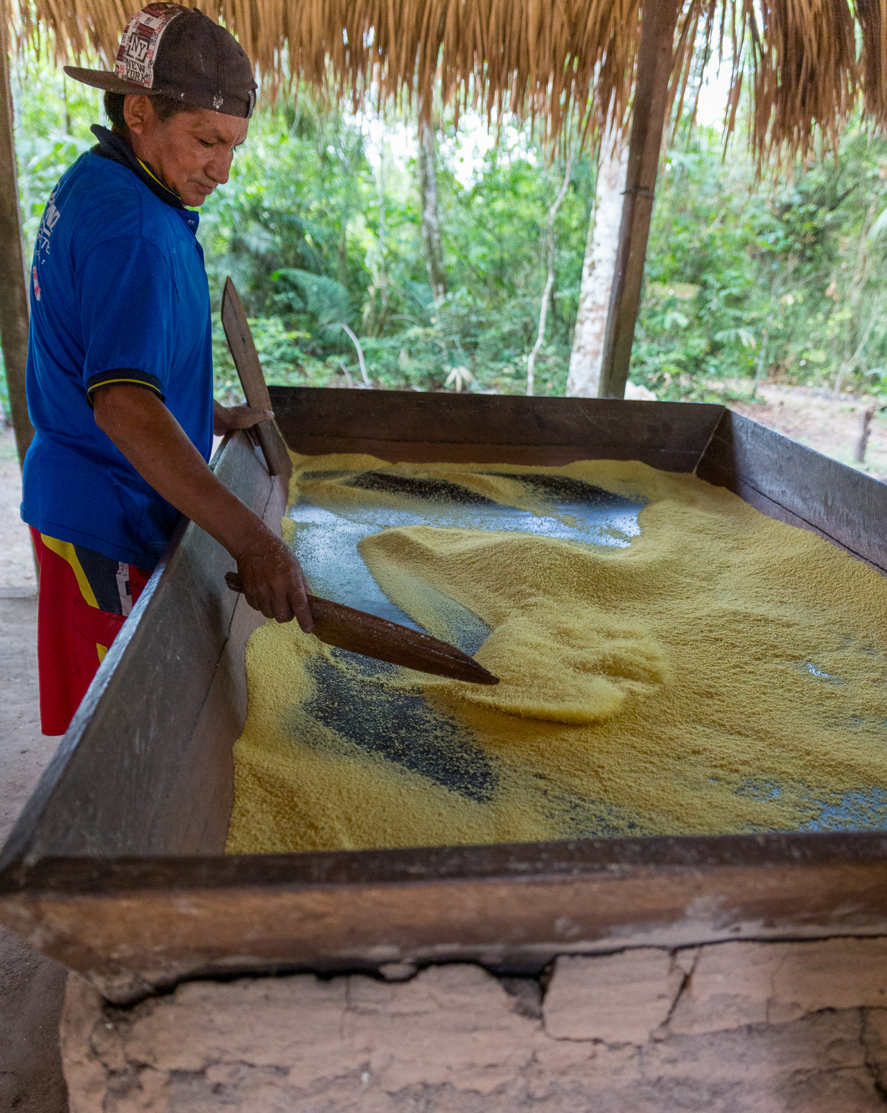 Préparation de la farine de manioc.
