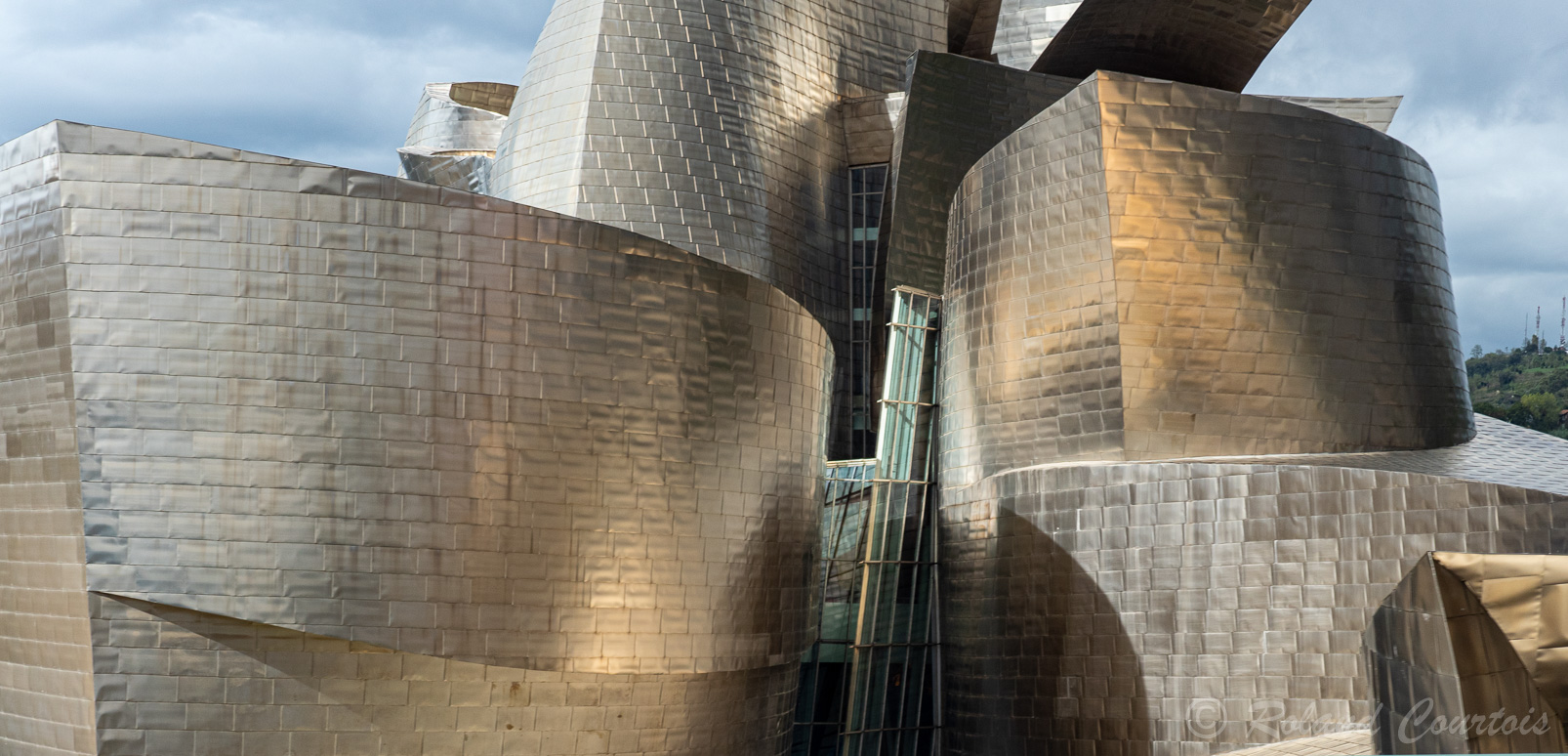 Le musée Guggenheim est un musée d'art moderne et contemporain .......