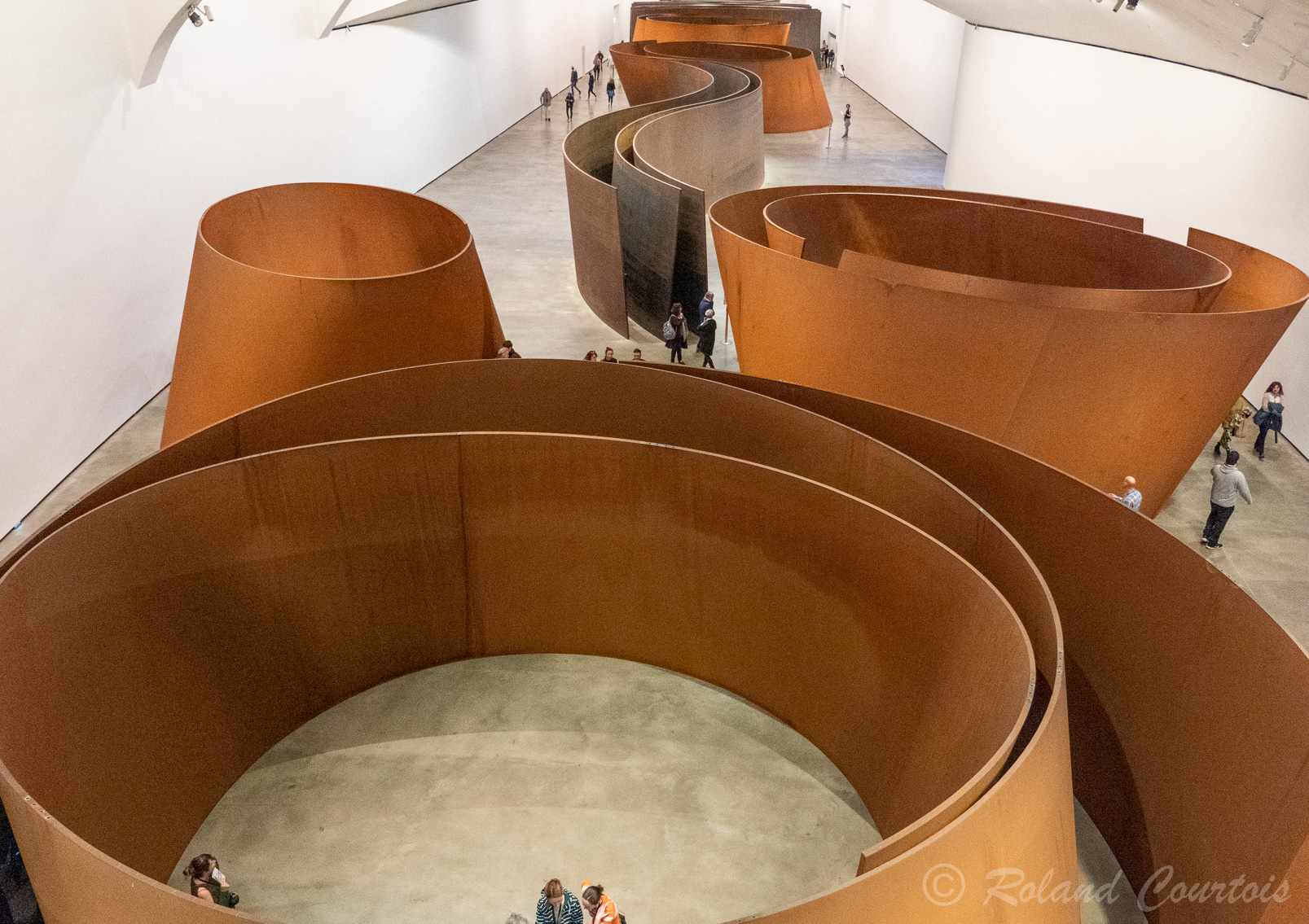 "La Matière du Temps », par Richard Serra, (né le 2 novembre 19391 à San Francisco), Il est rattaché au minimalisme et est connu pour ses sculptures en métal. (Expo permanente)