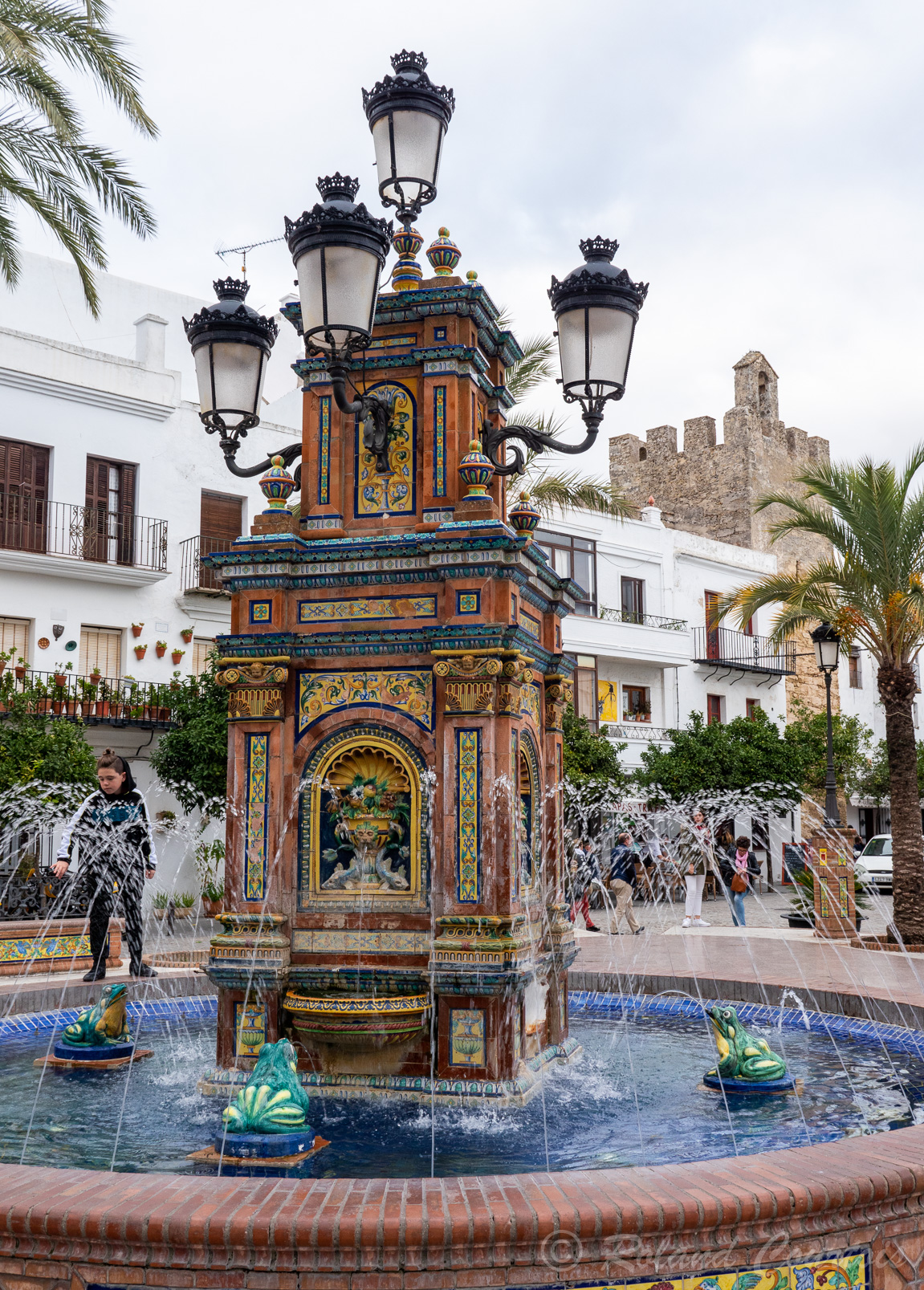 La Plaza de España est dominée par une fontaine ornée de carreaux sévillans. Encore appelée Plaza de los Pescaitos en raison des poissons qui ornent la fontaine centrale.