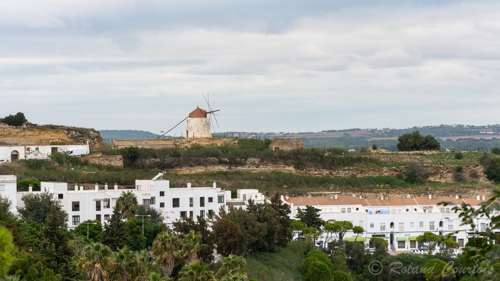 Moulin à vent sur une colline voisine de Vejer de la Frontera.