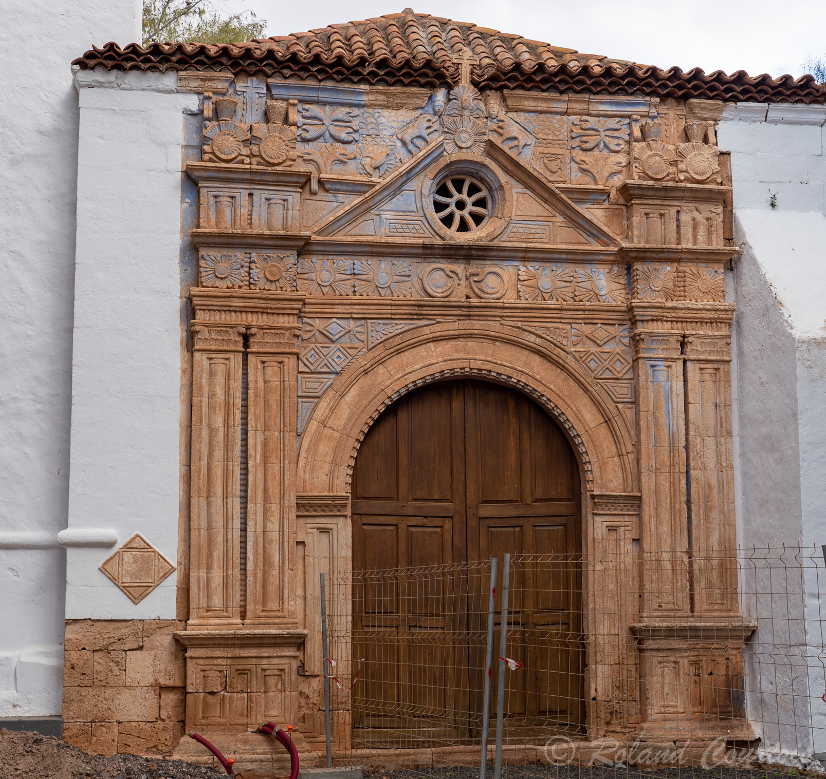 Le portail est de style baroque mexicain .....
