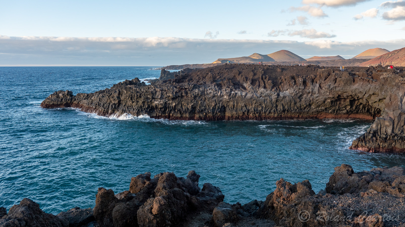 « Los Hervideros », un site où l'eau de mer présente un grand contraste de couleurs avec la roche volcanique.