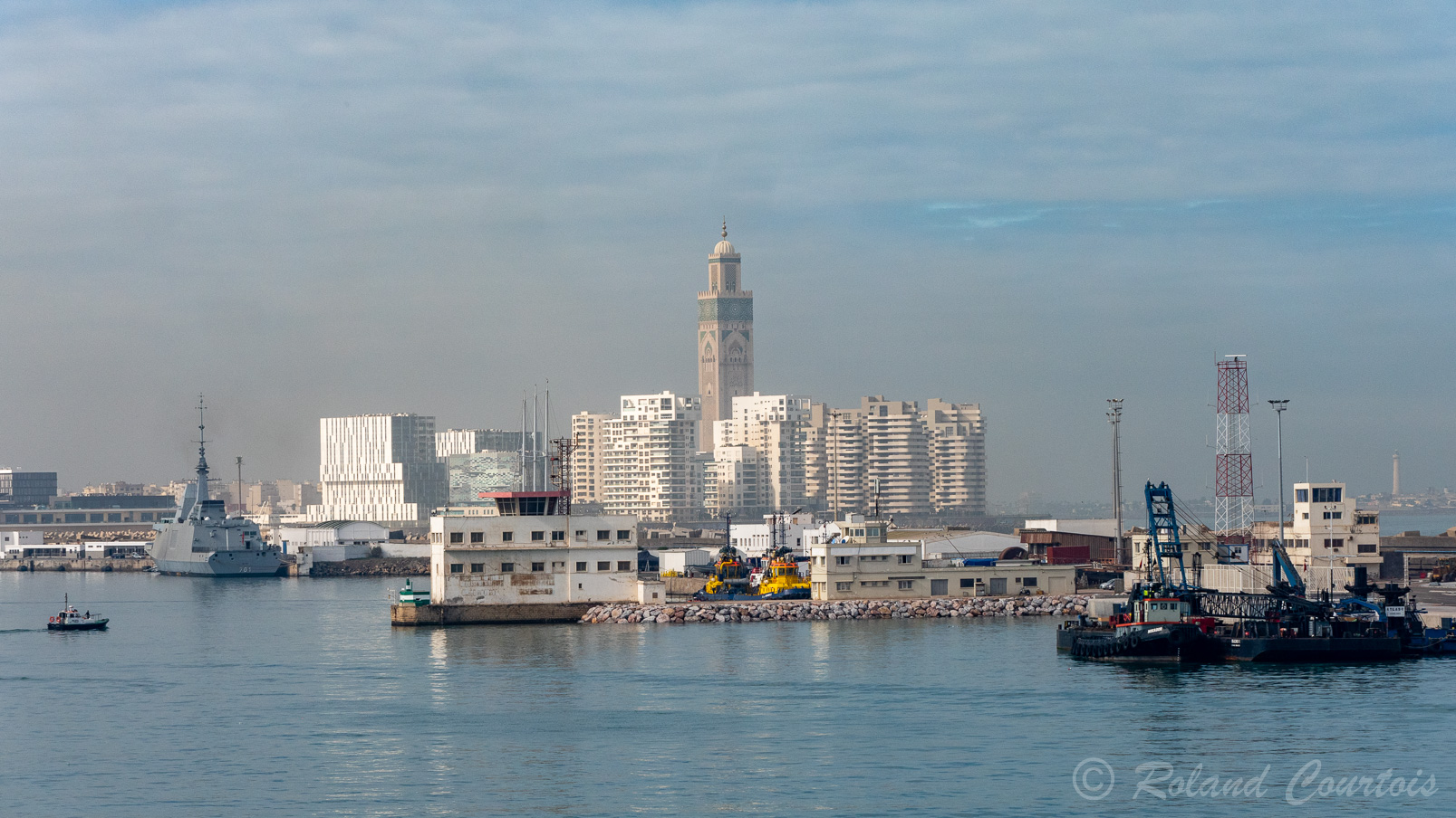 Entrée dans le port de Casablanca, avec vue sur la tour de la grande mosquée.