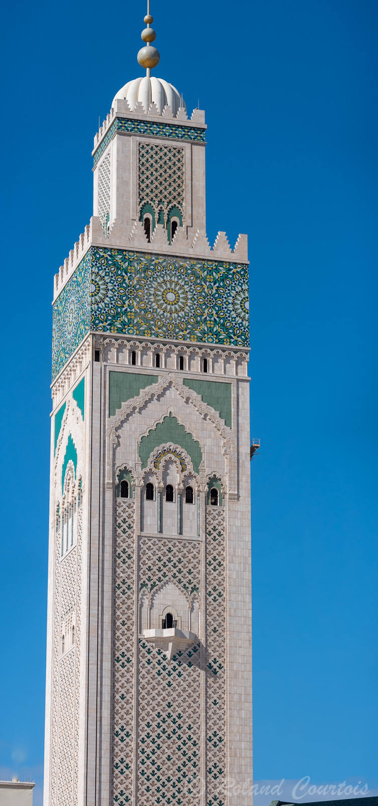 Le minaret est haut de 210 mètres.