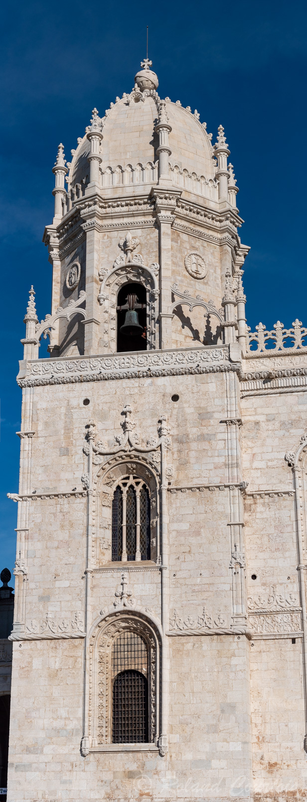 Comme la tour de Belém, il est un exemple significatif du style manuélin.