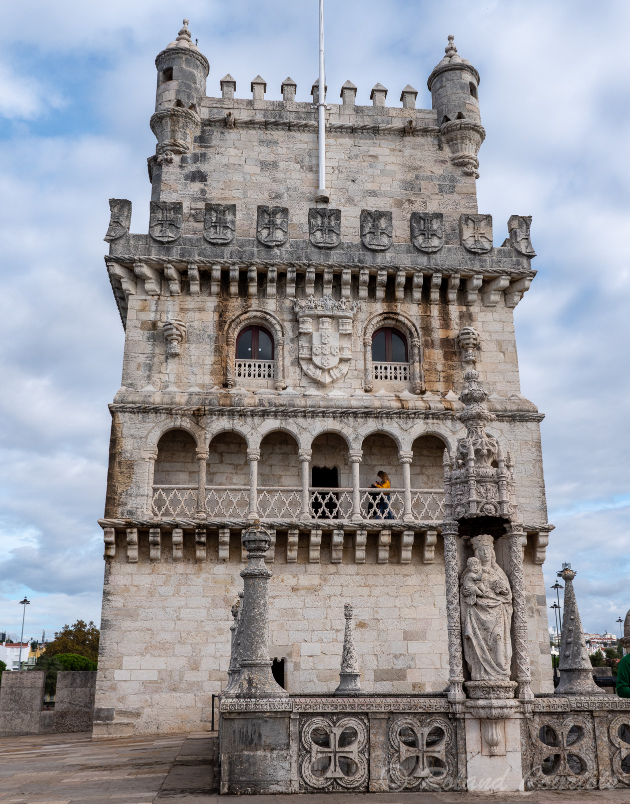 La loggia couverte de style Renaissance court sur toute la longueur de la face sud du premier étage de la tour, donnant une touche vénitienne à l'architecture du bâtiment.