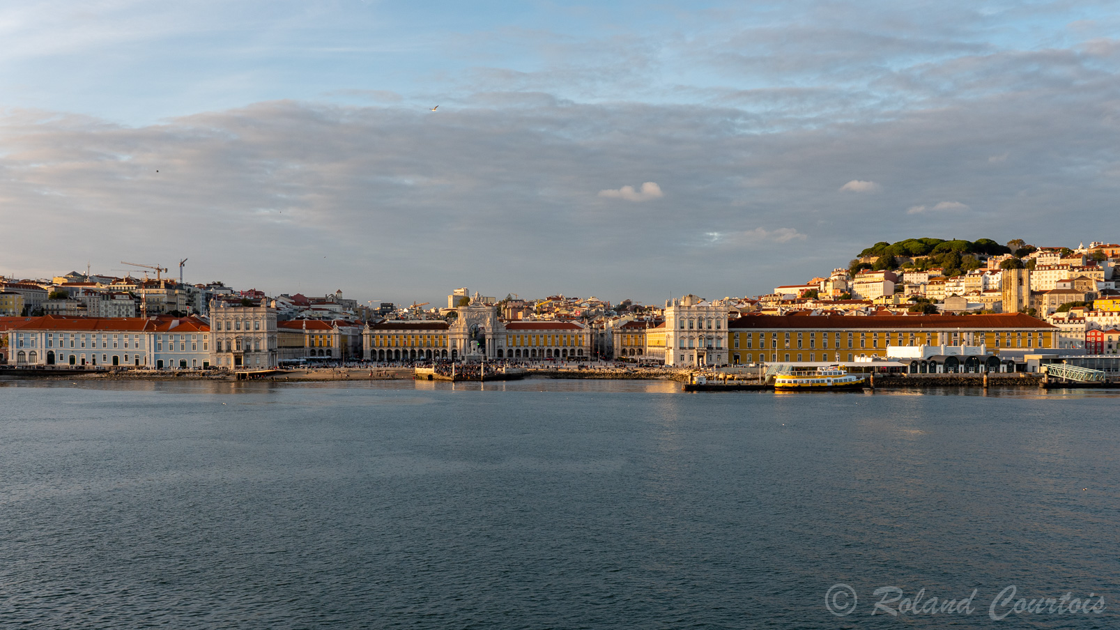 .Au coucher du soleil, le Champlain quitte Lisbonne en passant devant la vieille ville..... Ici la place du Commerce.