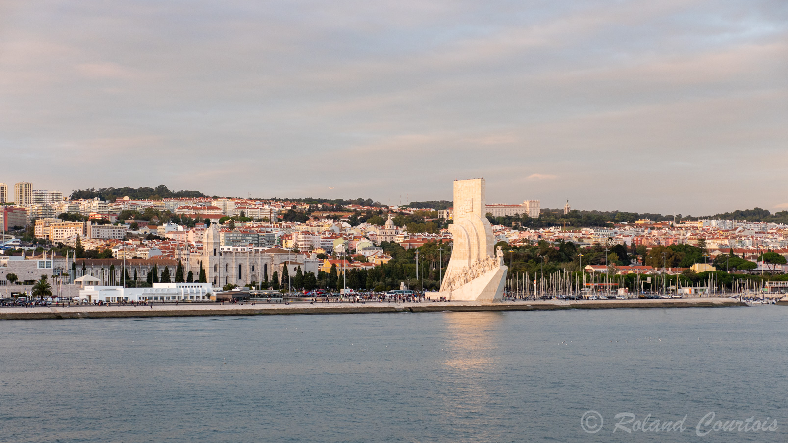 Au coucher du soleil, le Champlain quitte Lisbonne en passant devant le "monument aux découvertes" et le monastère des Hieronymites.