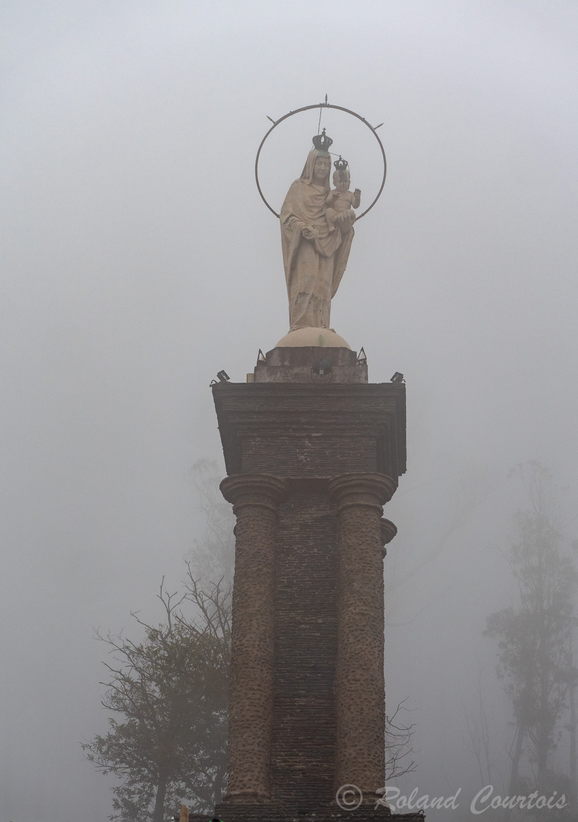 Au point de vue de Terreiro da Luta, situé à 886 mètres d’altitude, monument pour la Paix, édifié en 1925, se compose d’une grande colonne en basalte brut, surmontée d’une sculpture représentant la Vierge à l’Enfant.