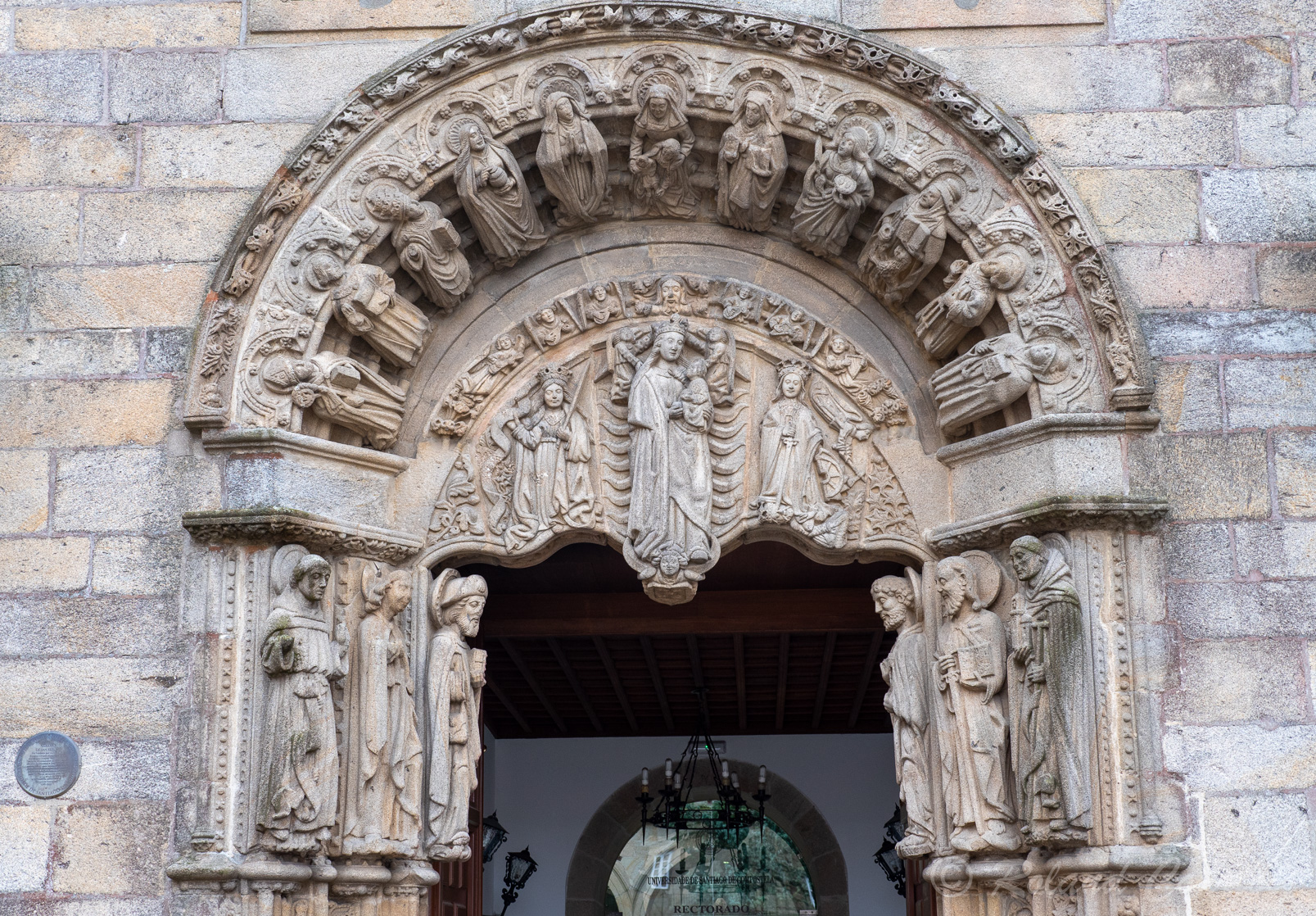 Détail du portail du  collège Saint Jérôme.