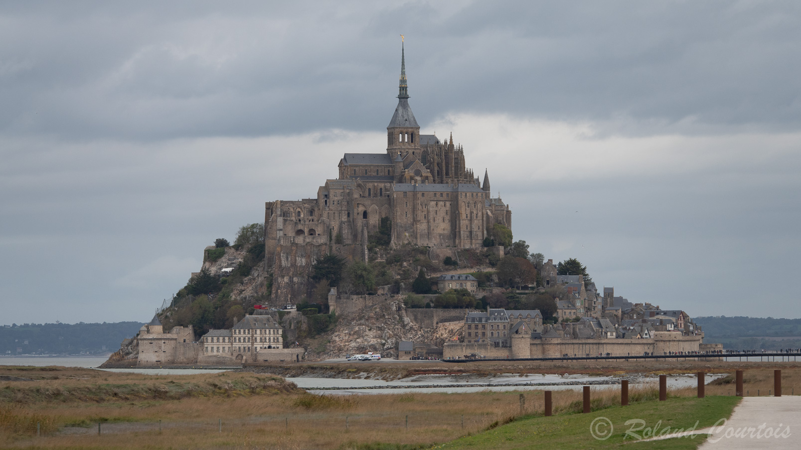 "Merveille de l'Occident", le Mont Saint-Michel se dresse ....