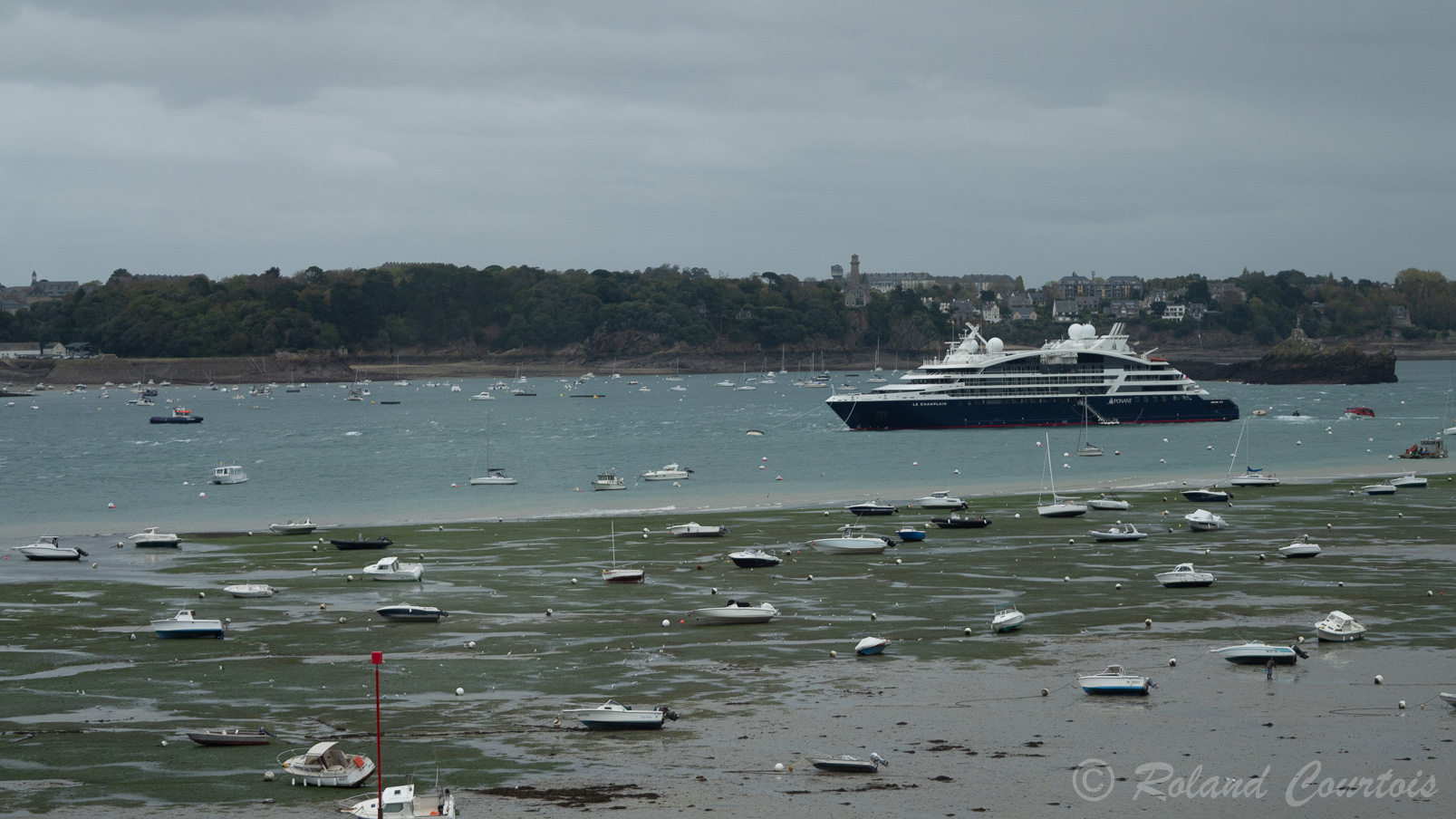 Le Champlain devant Saint Malo à marée basse,