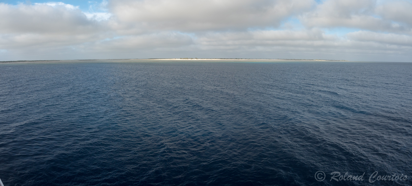 Première des îles Eparses à l'horizon, dans le Canal du Mozambique l'île Europa.