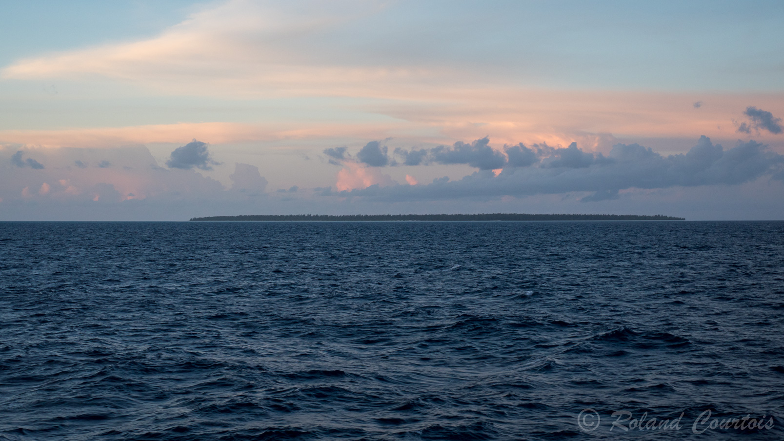 A l'horizon,. l'île Grande Glorieuse, troisième île des Eparses sur laquelle on pourra débarquer.