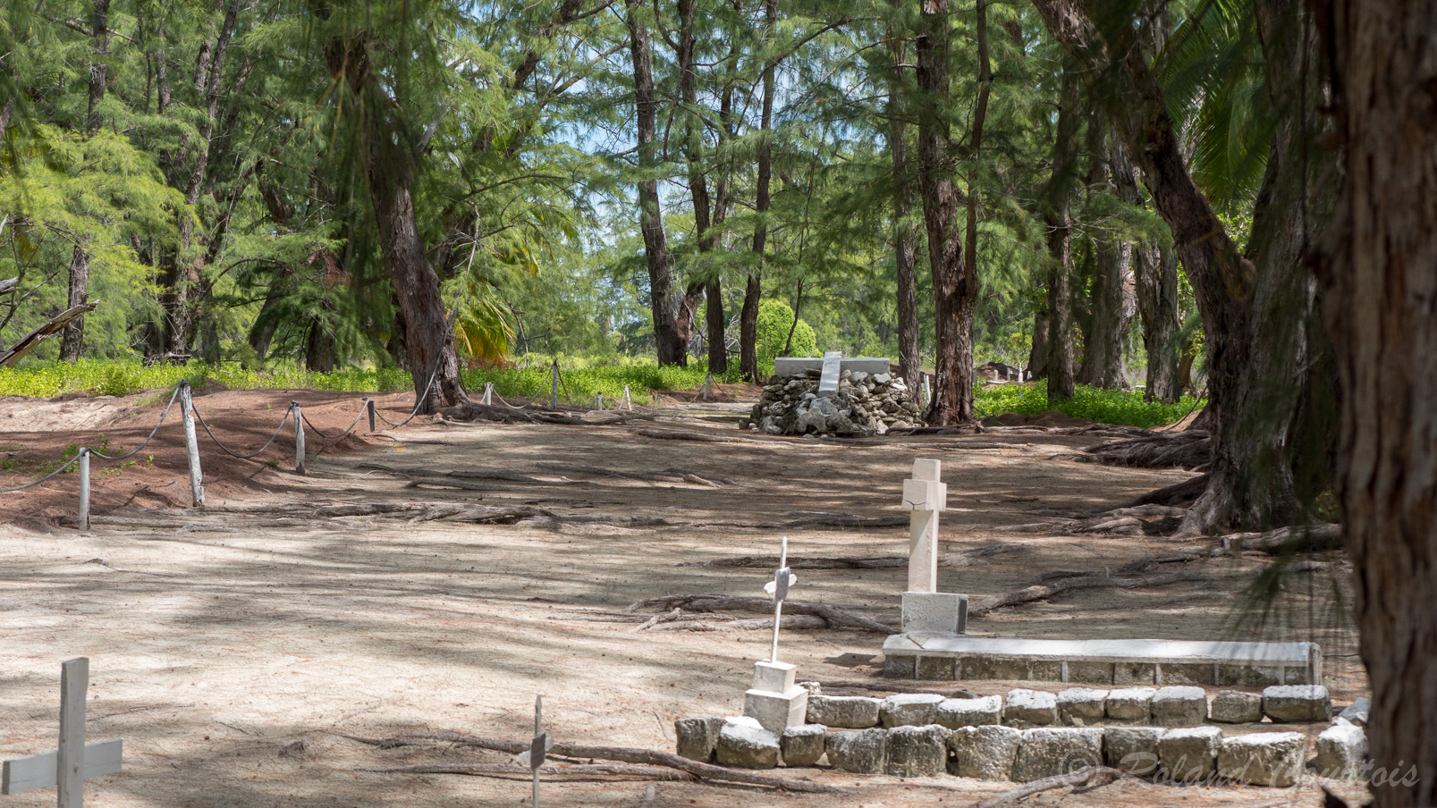 Petit cimetière au centre de  l'Ile Juan de Nova.