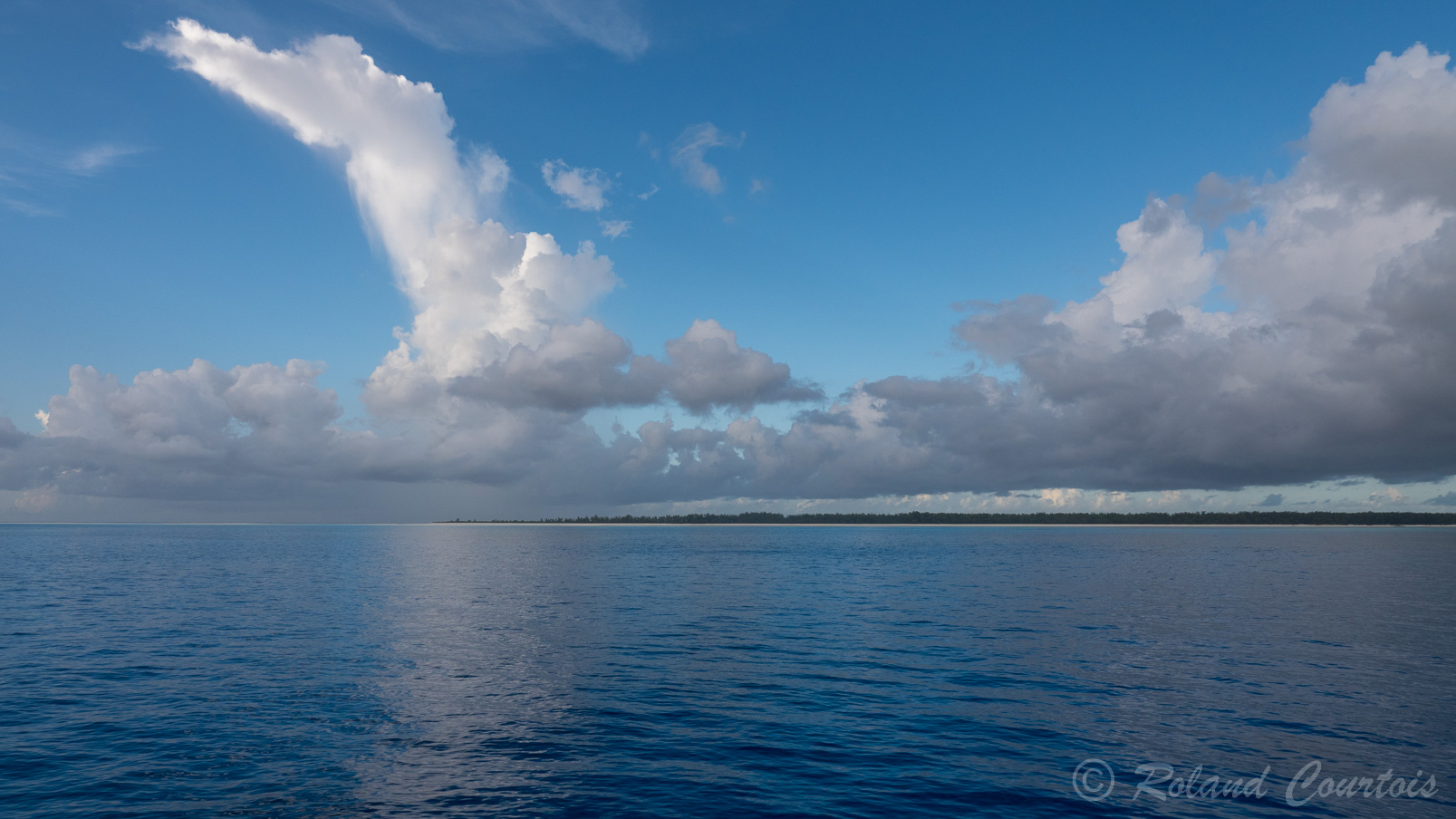Au petit matin, l'île Juan de Nova est à l'horizon.