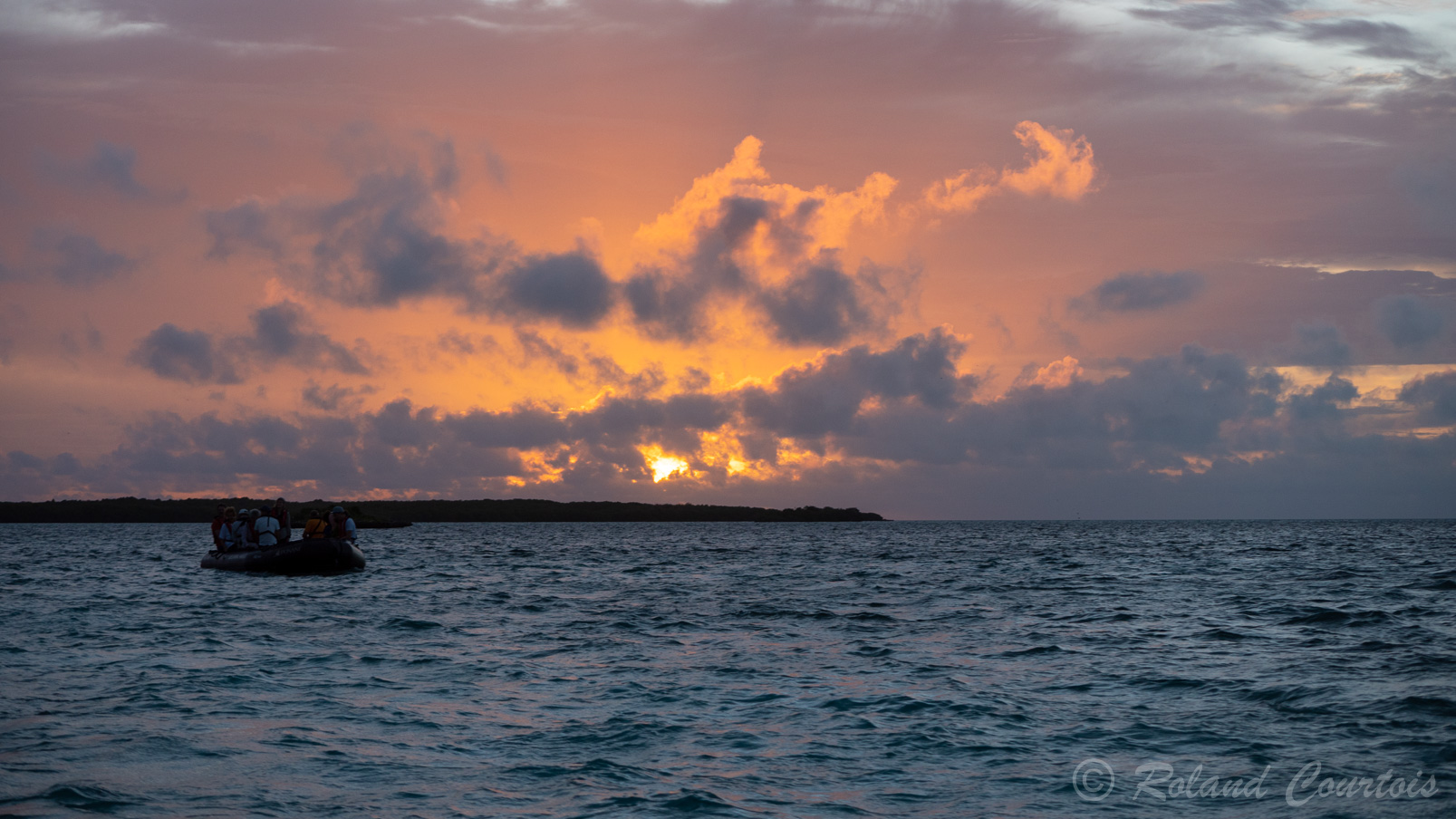 .... pour une balade à l'intérieur du lagon. Le soleil se lève sur Aldabra.