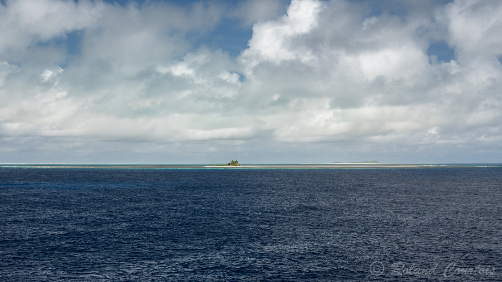 Devant l'atoll qui entoure l'île Alphonse.