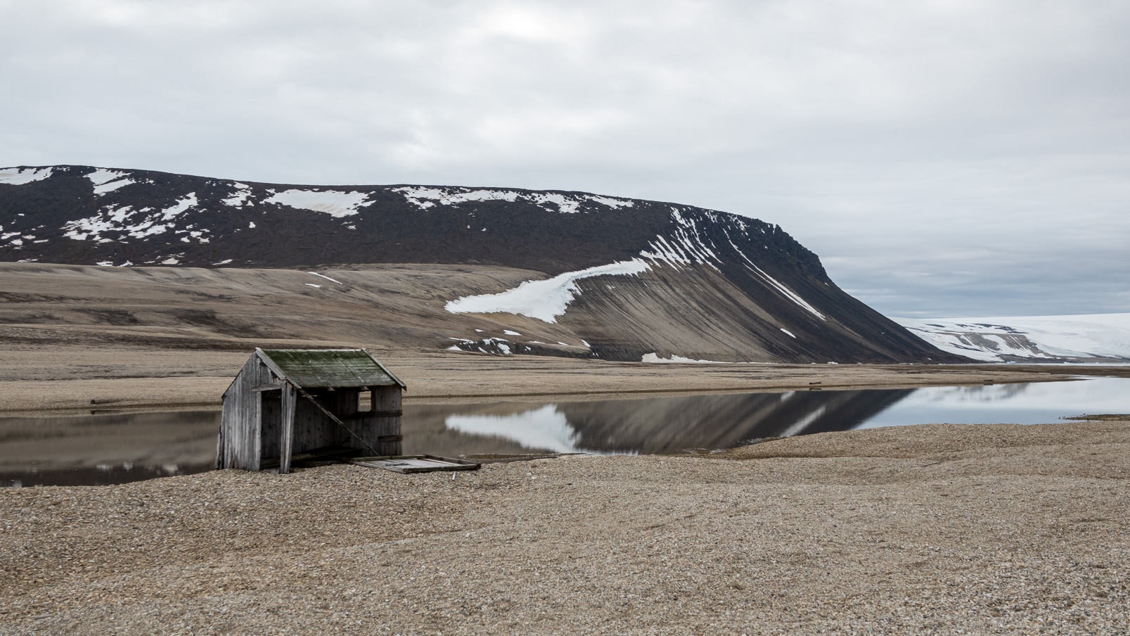 Cabane de trappeur dans le fjord Paladerbukta sur l'île du Nord-Est .