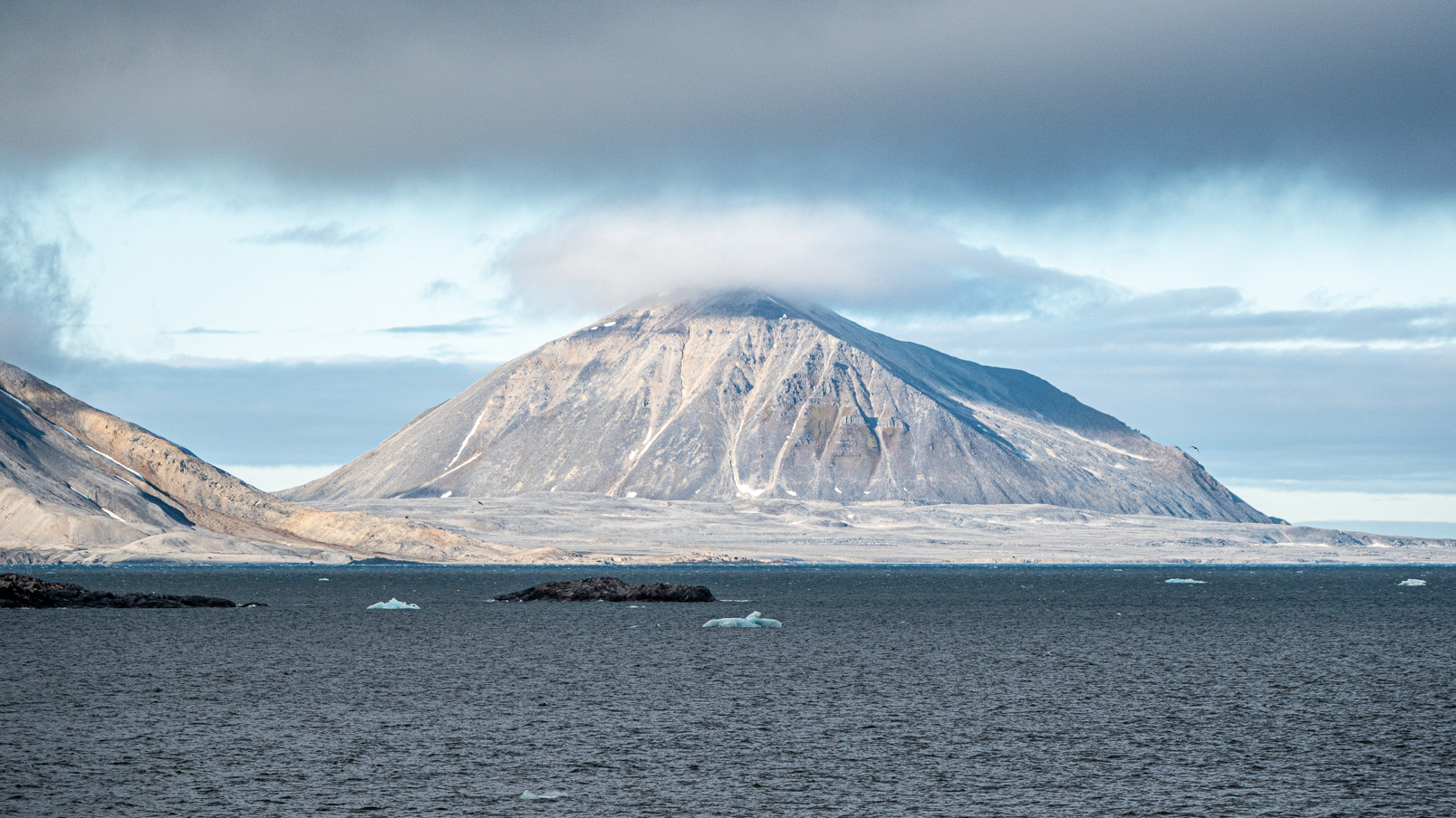 Le relief montagneux du Svalbard apparait sous la lumière du soleil permanent en ce début juillet.