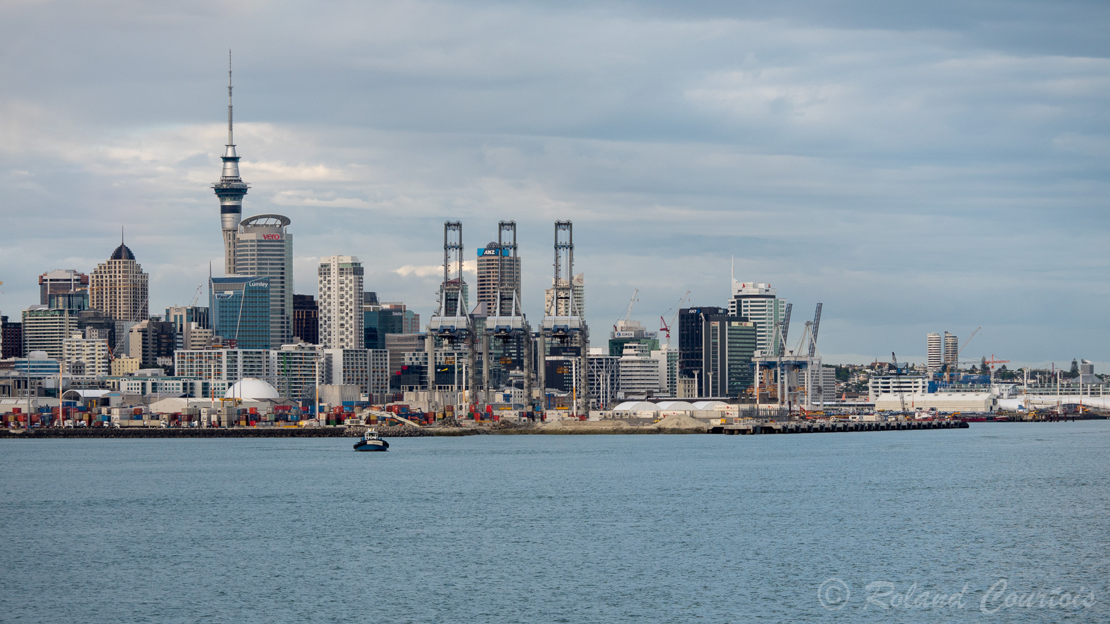 Auckland est dominée par la Sky Tower, haute de 328 mètres.
