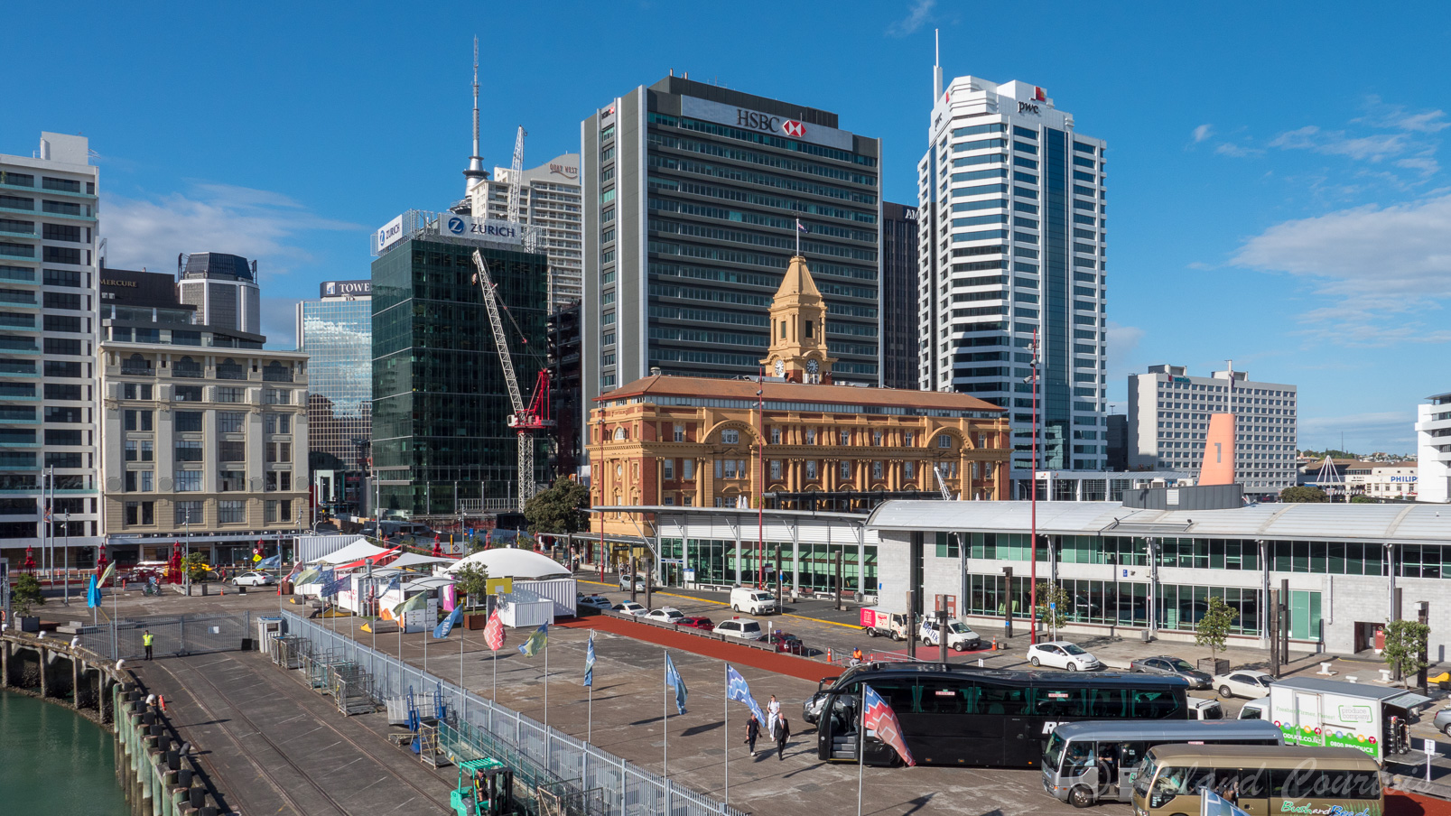Auckland est la ville la plus peuplée de Nouvelle-Zélande avec 1 500 000 habitans.