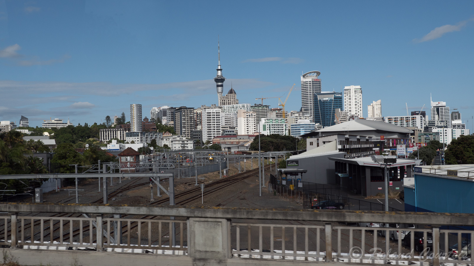 Auckland est dominée par la Sky Tower haute de 328 mètres.