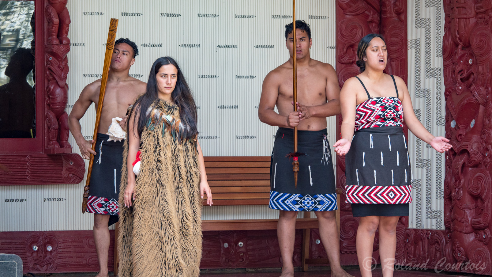 Avant la performance culturelle, chaque spectacle débute par un accueil traditionnel maori à l'extérieur de la maison de réunion.