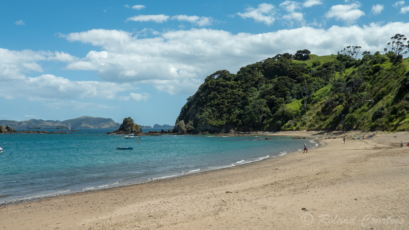 Des eaux scintillantes, des plages de sable fin et une nature sauvage viennent parfaire cette authentique carte postale néo-zélandaise.